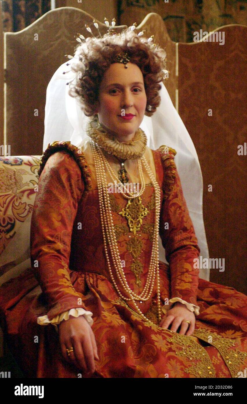 Samantha Doty, gekleidet als Königin Elizabeth I, hilft, das Programm "Royal Heritage" von English Heritage in Charterhouse, einem ehemaligen Kartäuser-Priorat in London, zu starten. *English Heritage feiert das Goldene Jubilee-Jahr von Königin Elizabeth II. Mit einem landesweiten Programm von über 600 Veranstaltungen, die im Jahr 2002 mehr als 10 Millionen Besucher in die historischen Gebäude ziehen sollen. Stockfoto