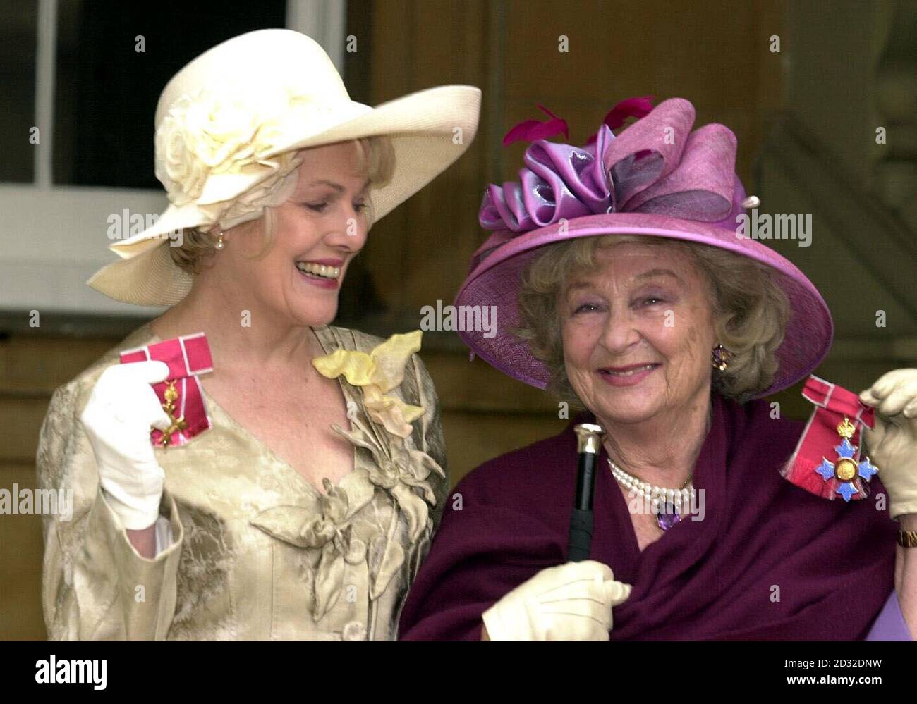 Die Schauspieler Lynn Redgrave (links) und Googie Withers nach einer Investiturzeremonie von Queen Elizabeth II im Buckingham Palace, London. Stockfoto