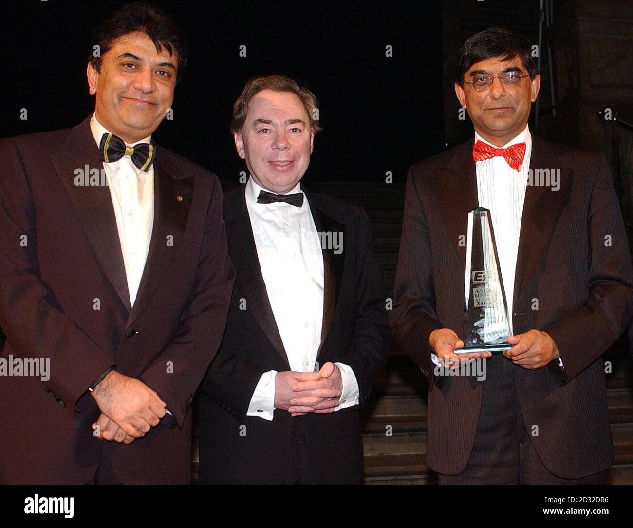 Die Brüder Bikhu Patel (letf) und Vijay Patel (rechts) gewannen den Asian Business Award mit Sir Andrew Lloyd Webber, der den Award im Natural History Museum, West London, überreichte, wo die Preisverleihung stattfand. Stockfoto Die Brüder Bikhu Patel (letf) und Vijay Patel (rechts) gewannen den Asian Business Award mit Sir Andrew Lloyd Webber, der den Award im Natural History Museum, West London, überreichte, wo die Preisverleihung stattfand. Stockfoto