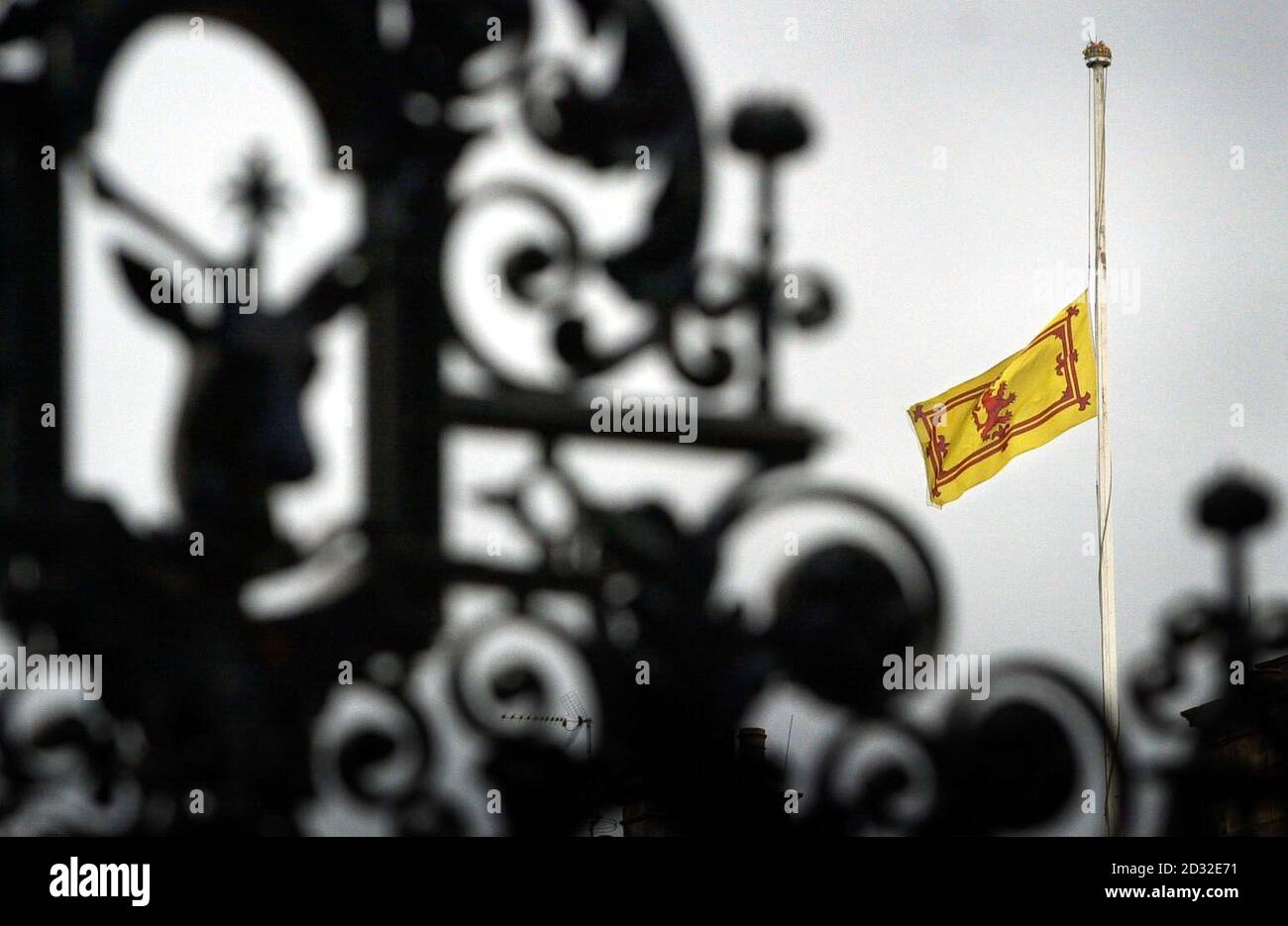 Die grassierende Löwenfahne fliegt auf halber Mast über dem Palace of Holyroodhouse in Edinburgh als Zeichen des Respekts für Queen Elizabeth, die Queen Mother, die im Alter von 101 Jahren in ihrer Residenz, Royal Lodge in Windsor Great Park starb. Stockfoto