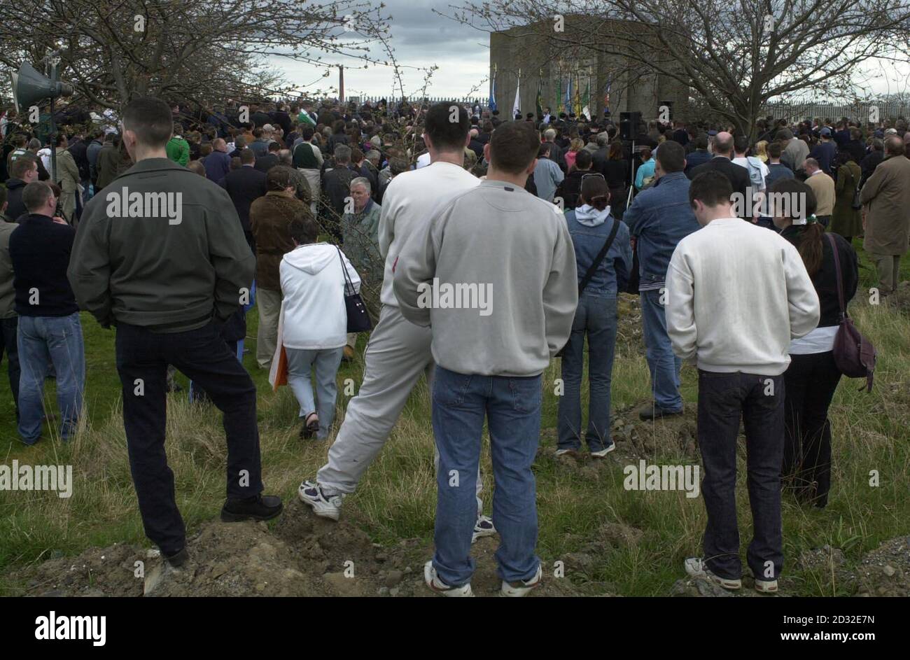 Sinn Fein Präsident Gerry Adams MP spricht bei einer Gedenkkundgebung anlässlich des 86. Jahrestages des Osteraufstands 1916 gegen die britische Herrschaft in Irland, am Republikanischen Denkmal auf dem Friedhof von Glasnevin in Dublin. Stockfoto