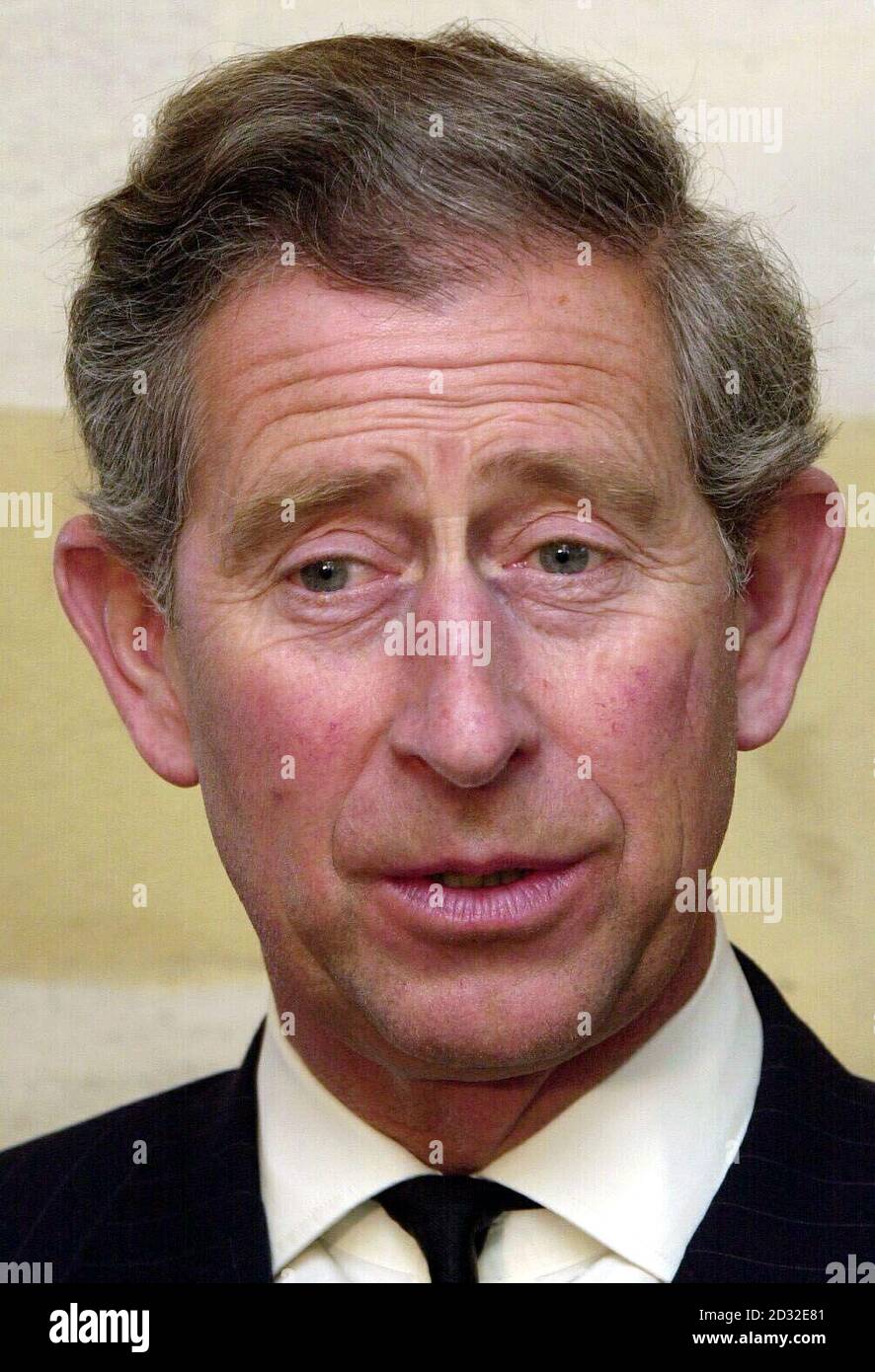 Der Prinz von Wales in seinem Haus in Highgrove, von wo aus er seiner „Mutter der Königin“, Königin Elizabeth, die Königin Mutter, die im Alter von 101 Jahren starb, Tribut zollte. Der Prinz, der einen dunklen Anzug und eine schwarze Krawatte trug, saß im Orchard Room in einem Nebengebäude seiner Residenz in Gloucestershire. *... mit zwei gerahmten Fotografien der Königin Mutter auf einem Tisch hinter ihm. Stockfoto