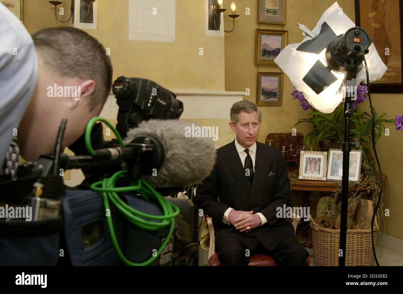 Der Prinz von Wales in seinem Haus in Highgrove, von wo aus er seiner "Mutter der Königin", Königin Elizabeth, die Königin Mutter, die im Alter von 101 Jahren starb, Tribut zollte. Der Prinz, der einen dunklen Anzug und eine schwarze Krawatte trug, saß im Orchard Room in einem Nebengebäude seiner Gloucestershire-Residenz. *... mit zwei gerahmten Fotografien der Königin Mutter auf einem Tisch hinter ihm. Stockfoto