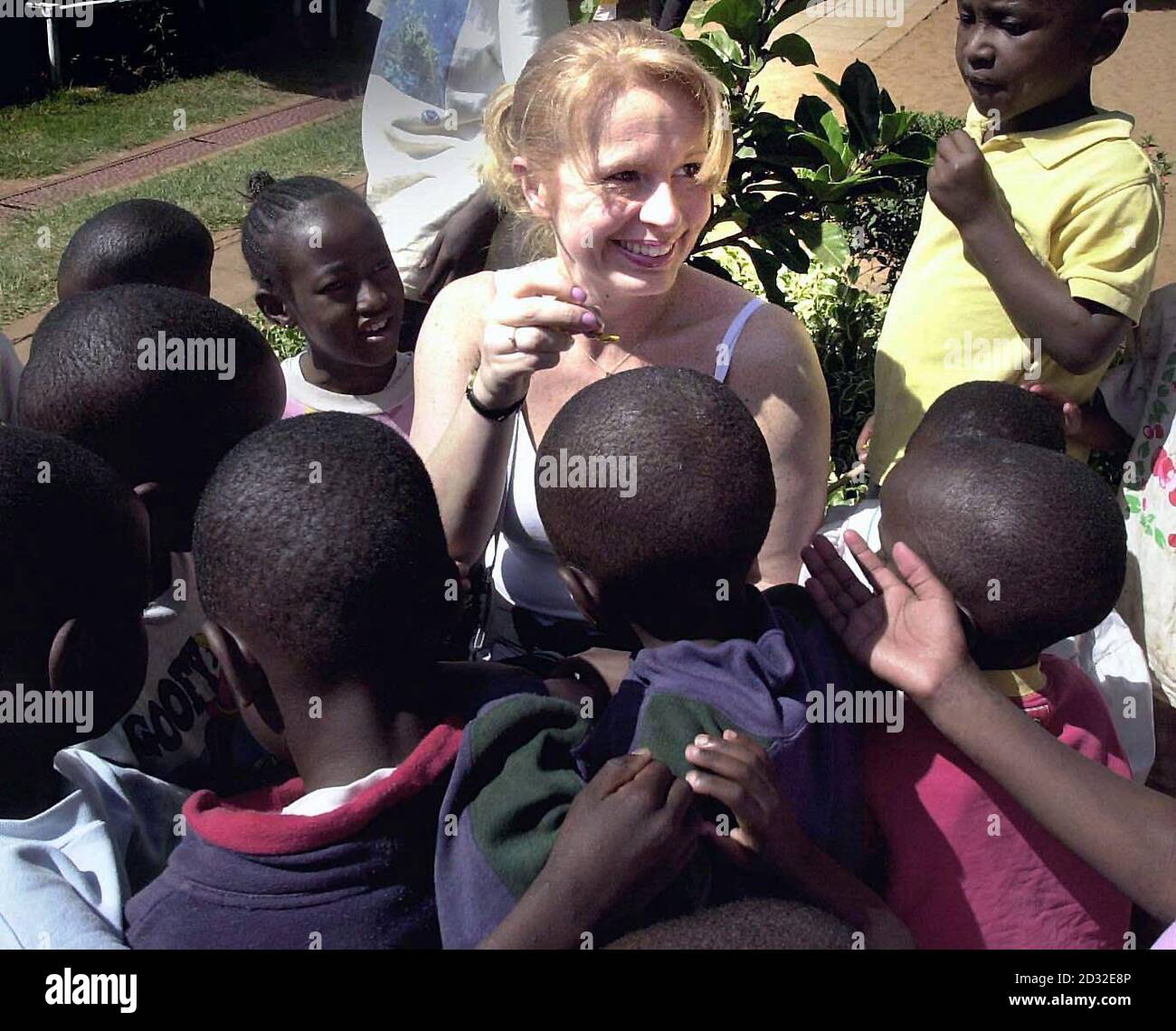 Debbie Richards aus Marlborough, Wiltshire, gibt ihr Osterwochenende auf, um HIV-positiven Waisenkindern in Nairobi, Kenia, ein wenig Glück zu bringen. *Debbie, die als Stewardess von British Airways arbeitet, war eine von 20 Mitarbeitern der Fluggesellschaft, die eine Osterparty für 79 kleine Kinder im Nyumbani-Waisenhaus veranstaltete. Das in Nairobi ansässige Waisenhaus kümmert sich nur um HIV-positive Waisen, die entweder ihre Eltern an AIDS verloren haben oder allein zur Selbsthilfe und Bekämpfung der Krankheit verlassen wurden. Stockfoto