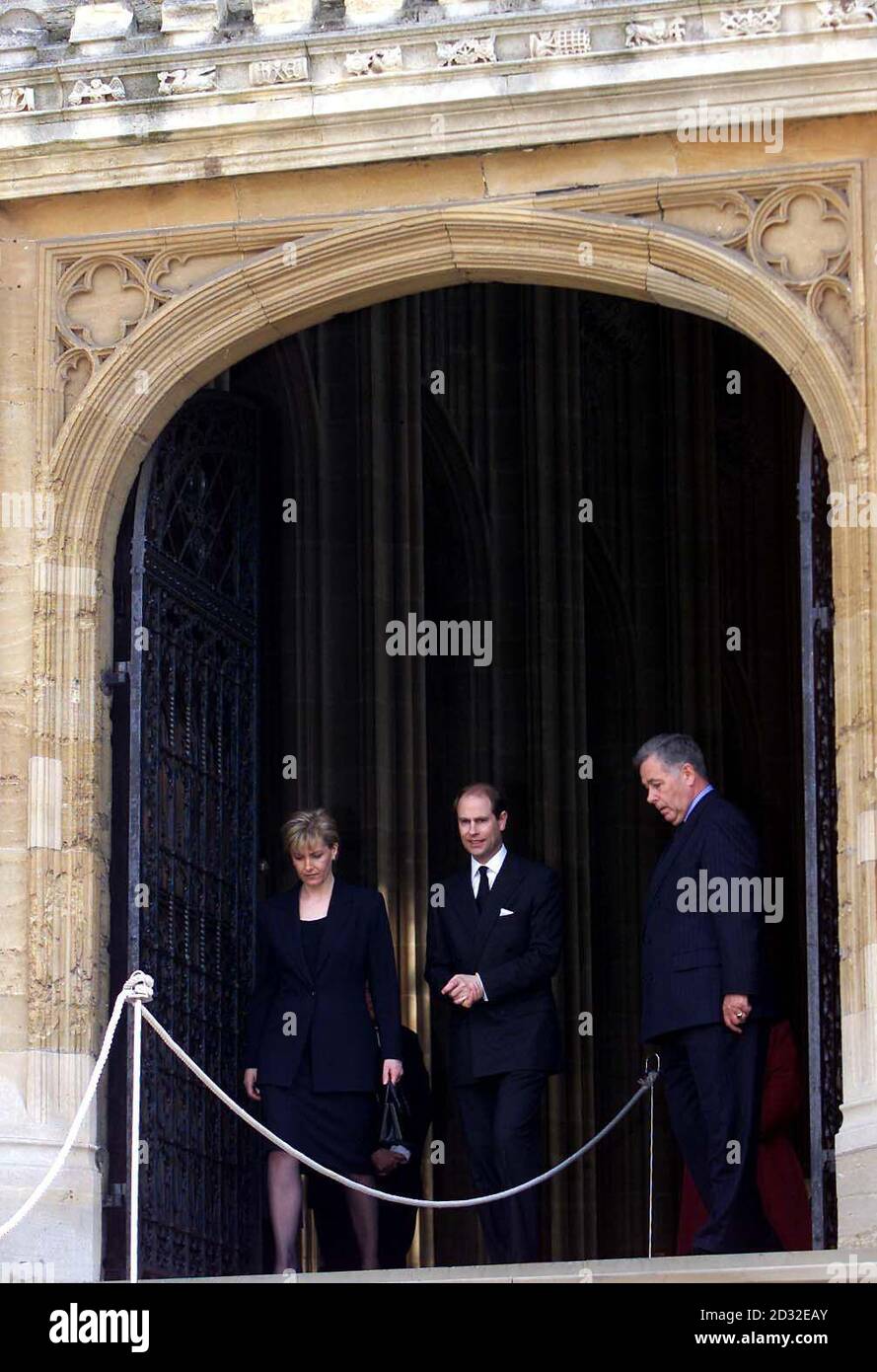 Der Graf und die Gräfin von Wessex verlassen die St. George's Chapel, nachdem er sich die Kondolenzbücher angeschaut hat, die von Mitgliedern der Öffentlichkeit im Schloss Windsor unterzeichnet wurden, zum Gedenken an Königin Elizabeth, die Königin Mutter, die am vergangenen Samstag im Alter von 101 Jahren starb. * Ihr Sarg wird am Freitag in die Westminster Hall verlegt, wo sie bis zu ihrer Beerdigung am Dienstag im Staat liegen wird. Stockfoto