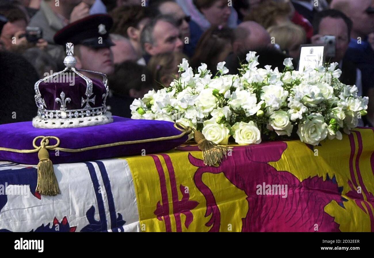 Die Unbezahlbare Krone Der Konigin Elizabeth Die Konigin Mutter Die Den Beruhmten Koh I Noor Diamanten Enthalt Ruht Auf Ihrem Sarg Auf Einer Waffenkarriere Die Von Der Royal Horse Artillery Zur Westminster Hall Gezogen