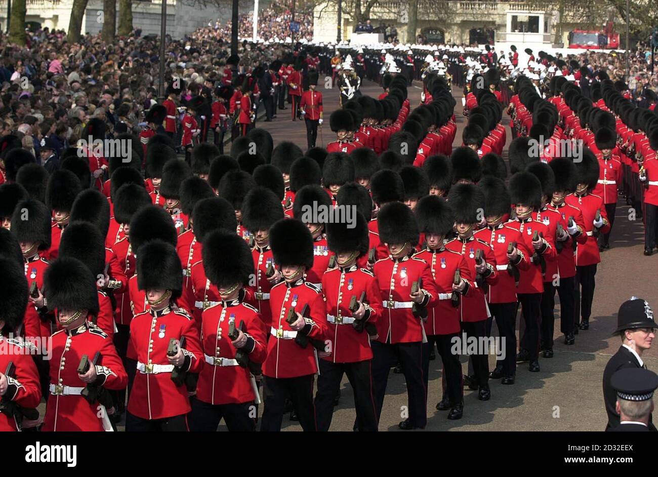 Die Schotten marschieren vor dem Sarg von Königin Elizabeth, der Königin-Mutter, der auf einer Waffenkarrierung platziert und von der Königlichen Pferdeartillerie gezogen wurde, von der Queen's Chapel zur Westminster Hall, wo sie im Zustand liegen wird. *... bis zu ihrer Beerdigung in Westminster Abbey am Dienstag. Stockfoto