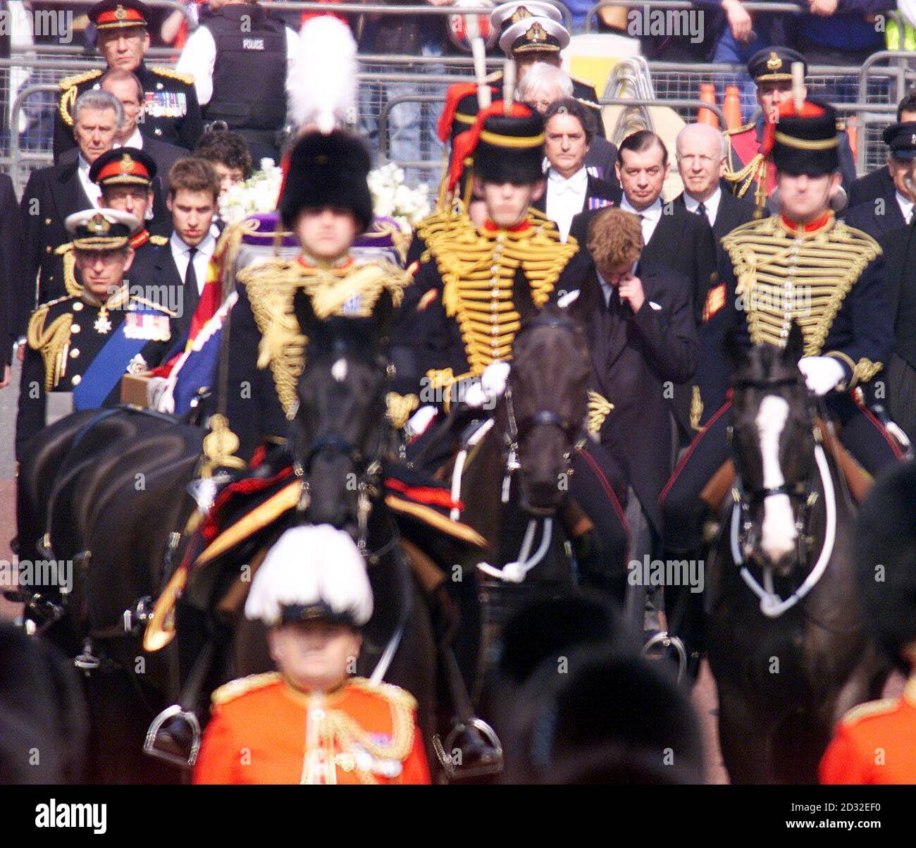 Prinz Harry senkt seinen Kopf, während er und andere Mitglieder der königlichen Familie dem Sarg von Königin Elisabeth, der Königin Mutter, von der Chapel Royal zur Westminster Hall folgen. Ihr Sarg wird dort bis zur Beerdigung liegen. Stockfoto