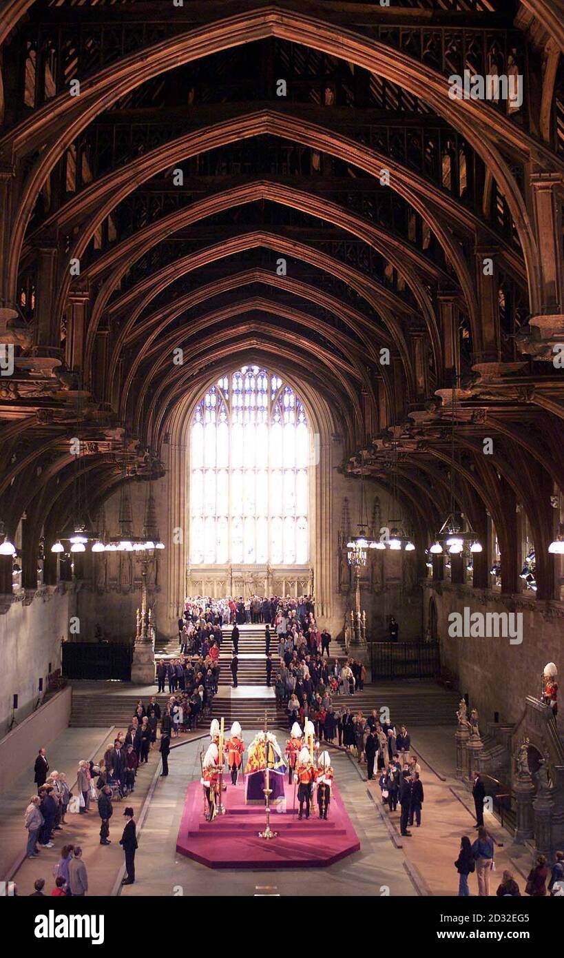 Trauernde zahlen ihre letzte Achtung, Datei am Sarg von Königin Elizabeth, die Königin Mutter, die im Zustand liegt in Westminster Hall in der Mitte vor ihrer Beerdigung in Westminster Abbey. Stockfoto