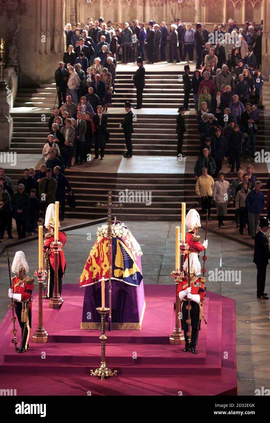 Trauernde zahlen ihre letzte Achtung, Datei am Sarg von Königin Elizabeth, die Königin Mutter, die im Zustand liegt in Westminster Hall im Zentrum von London vor ihrer Beerdigung in Westminster Abbey. Stockfoto