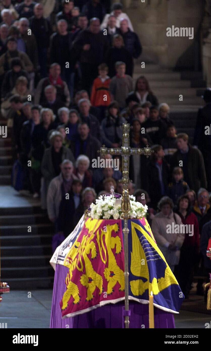 Trauernde zahlen ihre letzte Achtung, Datei am Sarg von Königin Elizabeth, die Königin Mutter, die im Zustand liegt in Westminster Hall im Zentrum von London vor ihrer Beerdigung in Westminster Abbey. Stockfoto