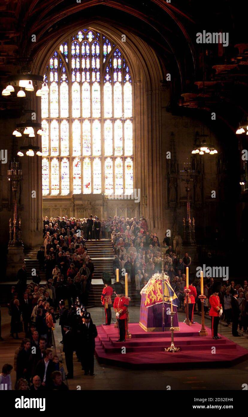 Trauernde zahlen ihre letzte Achtung, Datei am Sarg von Königin Elizabeth, die Königin Mutter, die im Zustand liegt in Westminster Hall im Zentrum von London vor ihrer Beerdigung in Westminster Abbey. Stockfoto