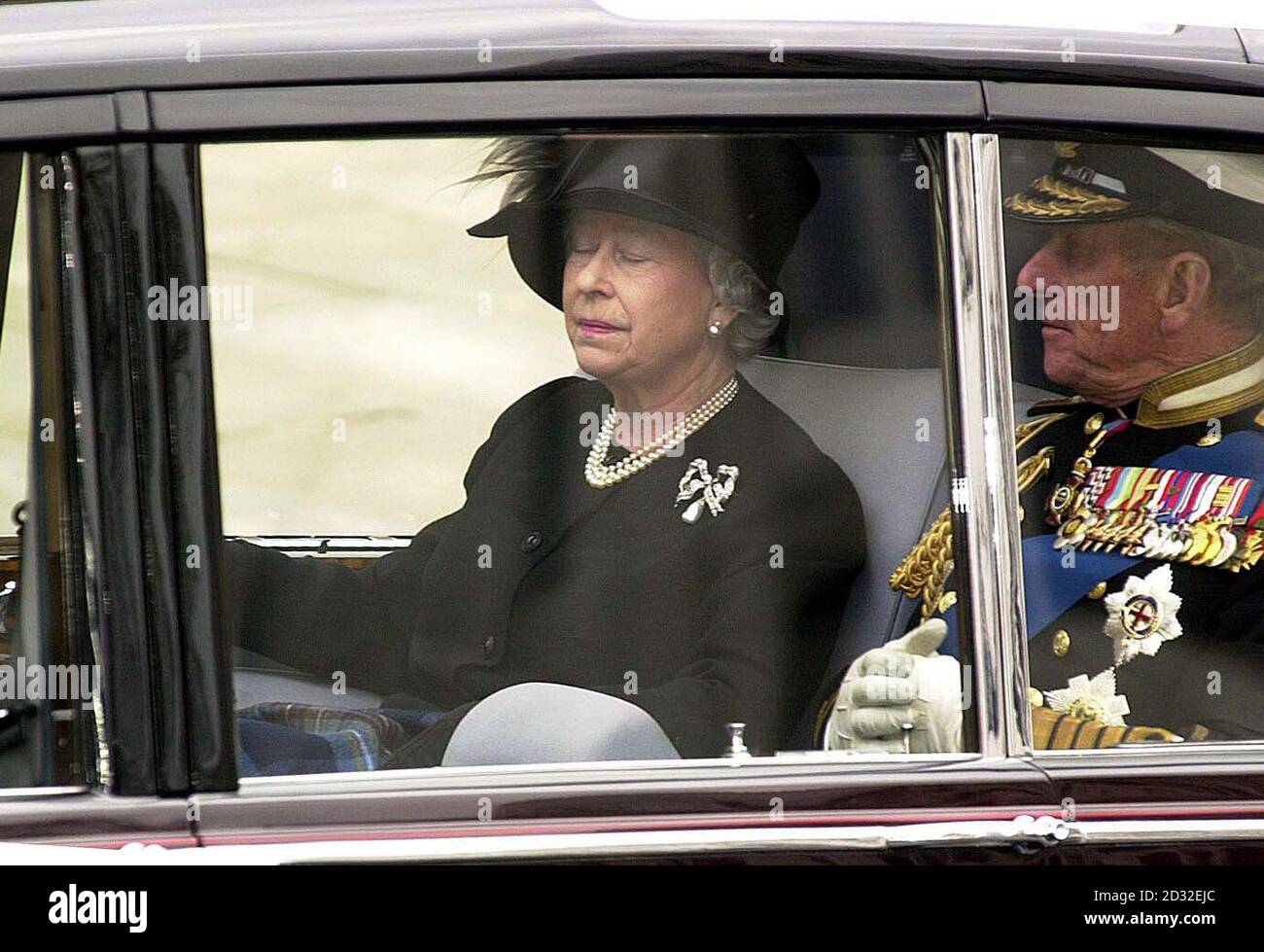 Die britische Königin Elizabeth II. Und der Herzog von Edinburgh werden nach der Beerdigung von Königin Elizabeth, der Königin Mutter, aus Westminster Abbey, London, vertrieben. Nach dem Gottesdienst wird der Sarg der Königin Mutter zur St. George's Chapel in Windsor gebracht. *...wo sie neben ihrem Mann, König Georg VI., zur Ruhe gelegt wird Stockfoto