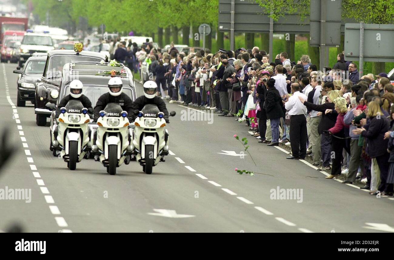 Menschenmengen werfen Blumen in den Pfad des Leichenbeckens, der den fahnendrapierten Sarg von Königin Elisabeth, der Königin Mutter, trägt. Tausende von Menschen säumen die Route entlang der A4, während die Cortege nach der Beerdigung der Königin Mutter in der Westminter Abbey aus dem Zentrum Londons zieht. * ... vor einer privaten Zeremonie in der St. George's Chapel in Windsor. Stockfoto
