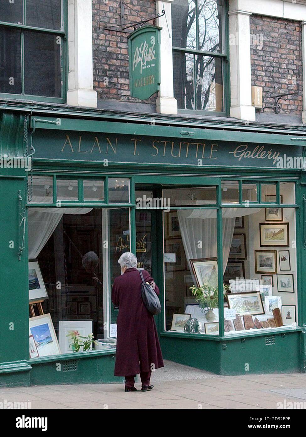 Ein Passant blickt in ein Fenster der Kunstgalerie in York, die dem lokalen Künstler Alan stuttle gehört. Mr Stuttles 19-jährige Tochter Caroline Ann Stuttle wurde gestern tot am Fuße einer Straßenbrücke in Bundaberg, 186 Meilen nördlich von Brisbane, aufgefunden. *Es wird angenommen, dass die Teenager, die auf einem Rucksackurlaub durch Australien war, von der 65-Fuß-Brücke zu ihrem Tod geworfen wurde, nachdem sie beraubt worden war. Stockfoto