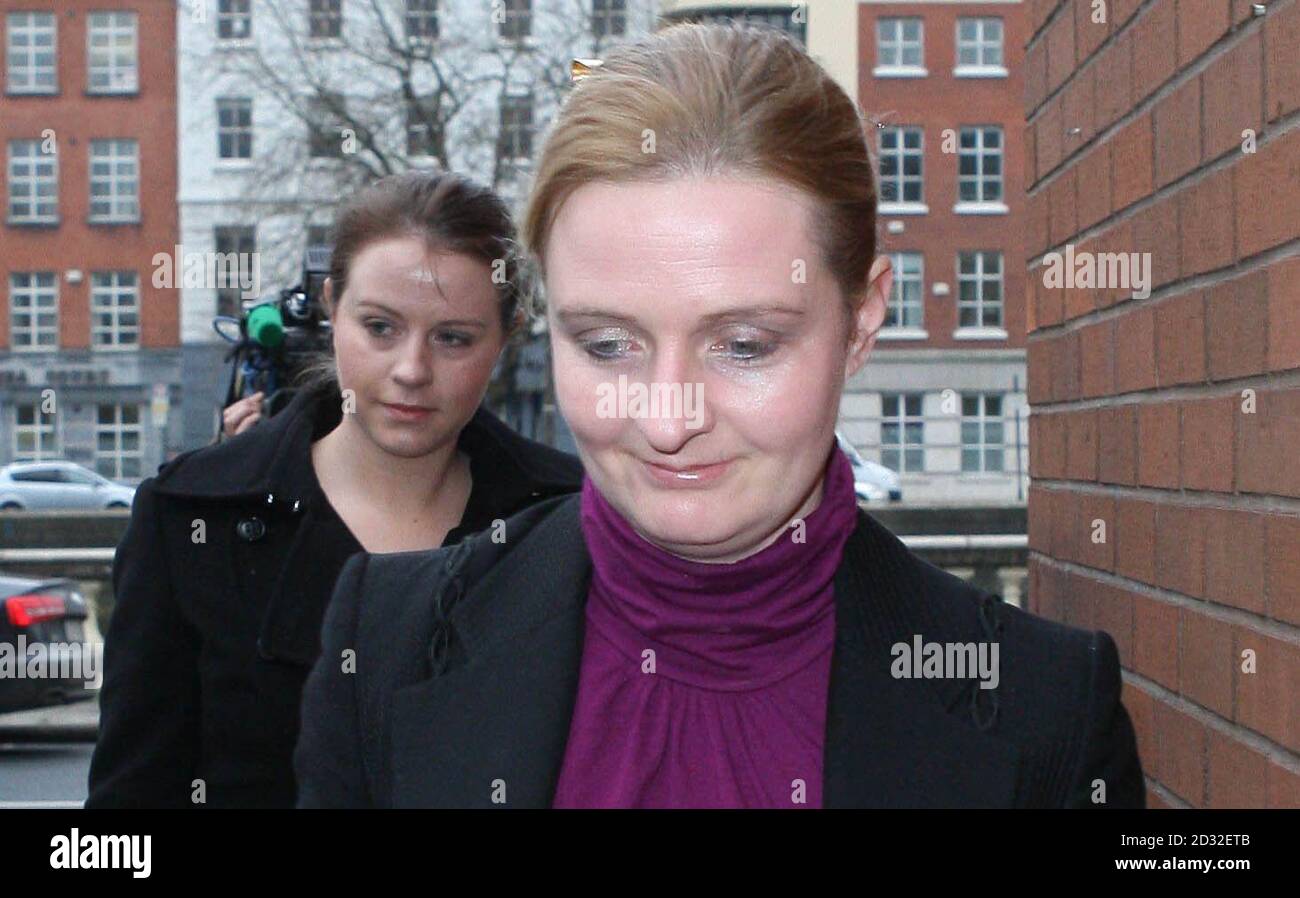 Sean Quinns Töchter Aiofe (links) und Ciara (rechts) kommen zum Handelsgericht in Dublin, um Beweise zu liefern. Stockfoto