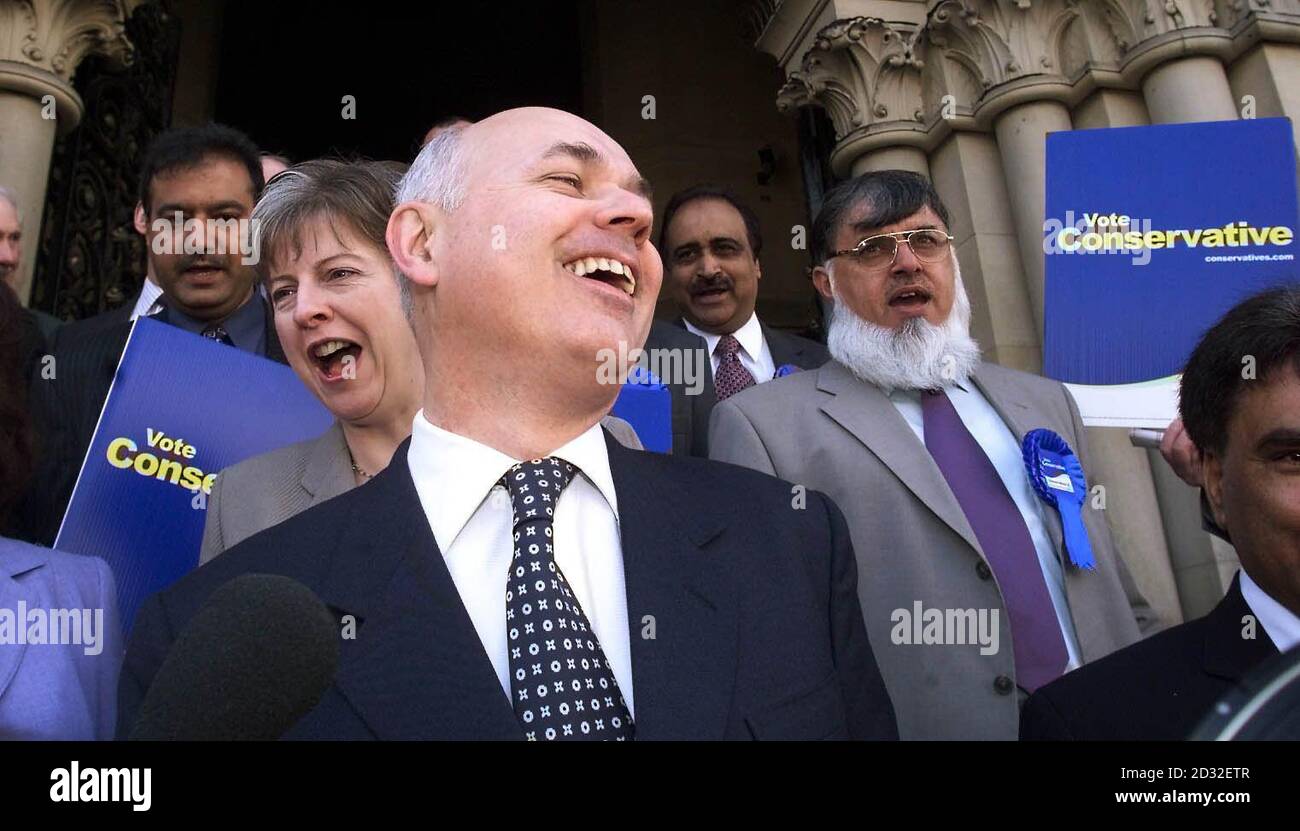 Oppositionsführer Iain Duncan-Smith spricht die Medien auf den Stufen des Bradford City Hall an, als er den lokalen Wahlkampf der Konservativen startete. Duncan-Smith attackierte die harte Kontrolle der lokalen Regierung durch die Regierung und behauptete, dass die nationalen Probleme der Kriminalität, des Gesundheitswesens und der Bildung letztlich lokale Probleme seien, die auf lokaler Ebene gelöst werden sollten. Die schwächsten Menschen in der Gesellschaft wurden von den Fehlern der Labour-Regierung im öffentlichen Dienst im Stich gelassen, fügte er hinzu. Stockfoto