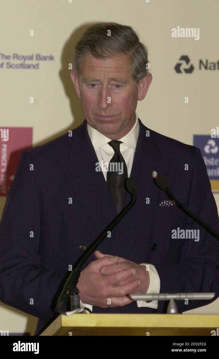 Der Prinz von Wales, der immer noch eine schwarze Krawatte trägt, in reflektierender Stimmung, wie von seiner Großmutter, Königin Elizabeth, der Königin Mutter, deren Beerdigung letzte Woche im St. James's Palace war, gesprochen wurde. * der Prinz war im Palast, um Preise bei den "Princes Trust and Royal Bank of Scotland Business Awards" zu vergeben. Prinz Charles kehrte zum ersten Mal seit dem Tod der Königin Mutter zu den öffentlichen Pflichten zurück und sagte, wie berührt er sei von der außerordentlichen Ausgießung von Zuneigung und Hingabe, die nach dem Tod der Königin Mutter zu sehen war. 18/4/02: Der Herzog von York nahm an einem Danksagedienst für Teil Stockfoto