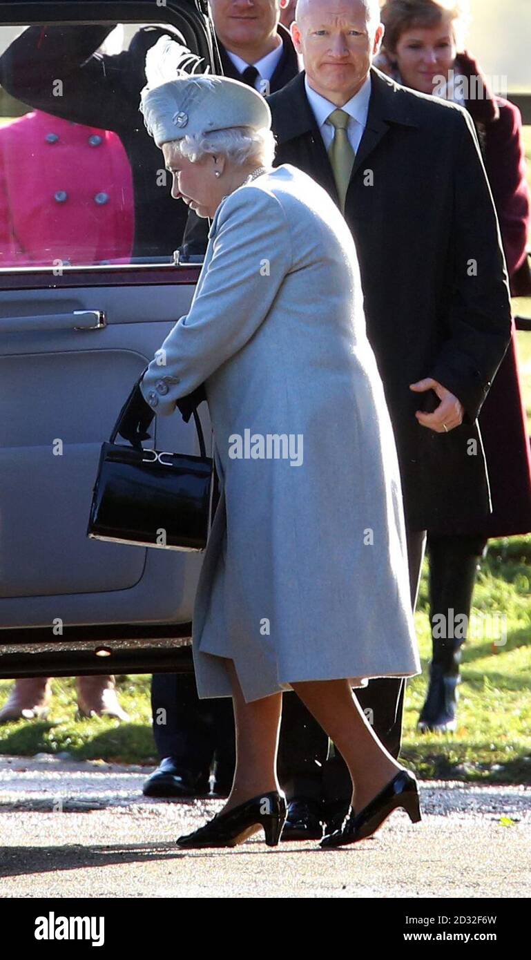 Königin Elizabeth II verlässt das Hotel, nachdem sie den Sonntagsgottesdienst in der Mary Magdalene Church auf dem Royal Sandringham Estate in Norfolk besucht hat. Stockfoto