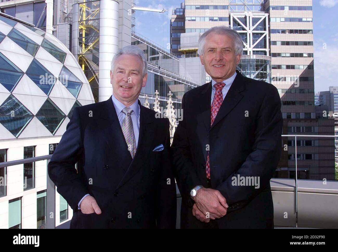 Sir John Parker Chairman und Acting Chief Executive von Lattice, Left, und Roger Urwin Chief Executive von National Grid nach der Ankündigung einer Fusion der beiden Energieversorger zu einem führenden internationalen Energieversorgungsunternehmen. *....die Unternehmen sagten, sie würden National Grid Transco, die 57.3% im Besitz von National Grid Aktionäre und 42.7% im Besitz von Lattice Aktionäre. Stockfoto