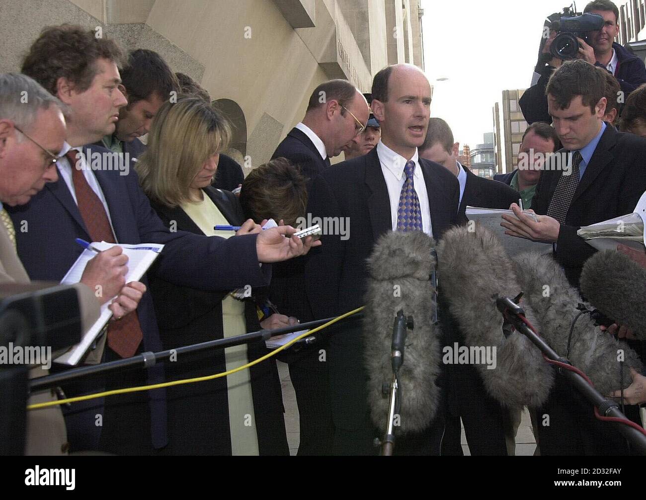 Neil O'May, Anwalt von Damilola Taylor, gibt im Namen der Taylors außerhalb des Old Bailey, London, eine Erklärung ab. Damilola blutete im November 2000 an einer Oberschenkelwunde, die durch Glasbruch auf dem North Peckham Estate im Süden Londons verursacht wurde. *... Zwei 16-jährige Brüder wurden heute vom Mord an dem Schuljungen Damilola Taylor freigesprochen. Sie waren die letzten der vier ursprünglichen Angeklagten im Old Bailey, die von der Tötung des 10-jährigen Damilola freigesprochen wurden. Eine Jury aus vier Frauen und sieben Männern befand, dass die Brüder nicht des Mordes, Totschlags und des Angriffs mit der Absicht, sie auszurauben, schuldig waren. Ein 15-jähriger Jugendlicher und Stockfoto