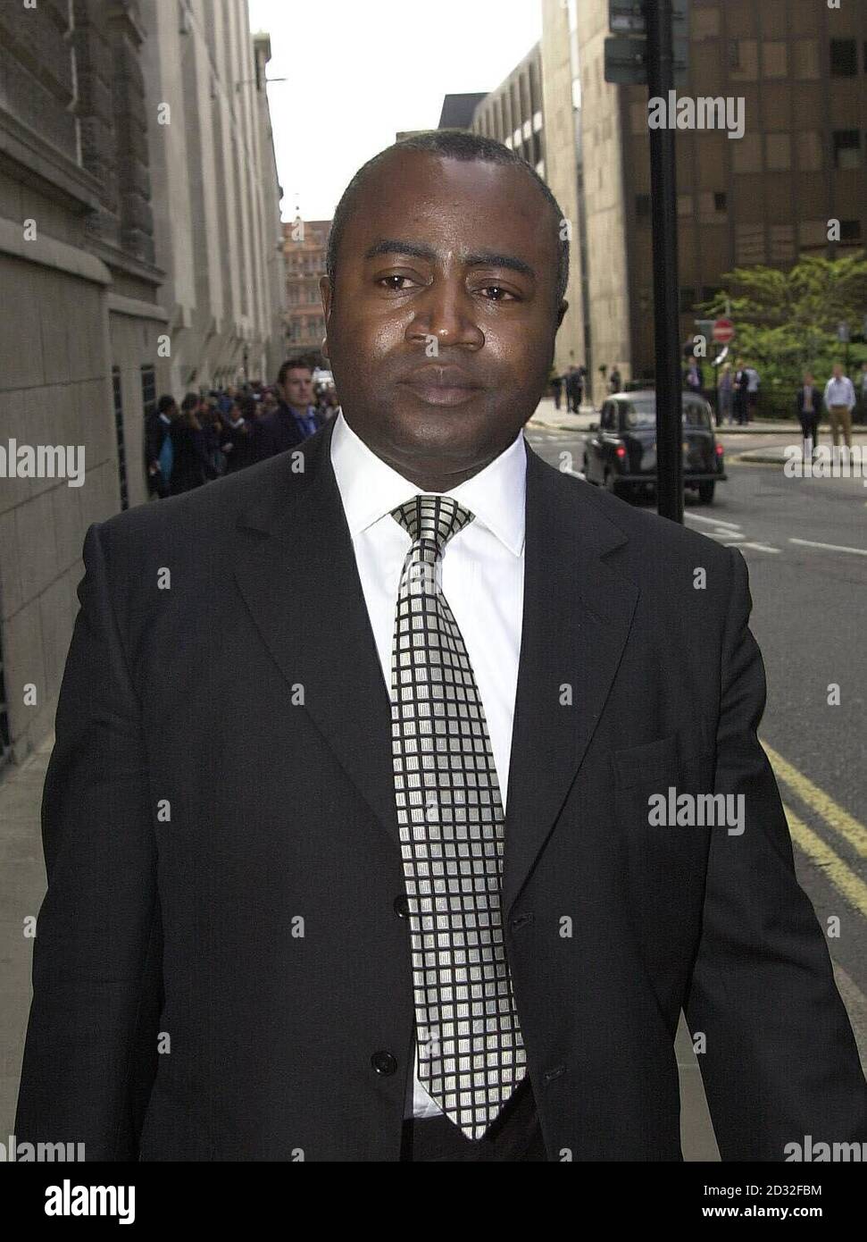 Der Defense Barrister, Courtney Griffiths, verlässt den Old Bailey, London. Damilola blutete im November 2000 von einem Oberschenkel aus. *Wunde durch Glasbruch auf dem North Peckham Estate, Süd-London. Zwei 16-jährige Brüder wurden heute am Donnerstag, den 25. April 2002, von der Ermordung des Schuljungen Damilola Taylor freigesprochen. Sie waren die letzten der vier ursprünglichen Angeklagten im Old Bailey, die von der Ermordung des 10-jährigen Damilola freigesprochen wurden. Eine Jury aus vier Frauen und sieben Männern befand, dass die Brüder nicht des Mordes, Totschlags und Überfalls mit der Absicht, auszurauben, schuldig sind. Ein 15-jähriger Junge und der 17-jährige der Brüder Stockfoto