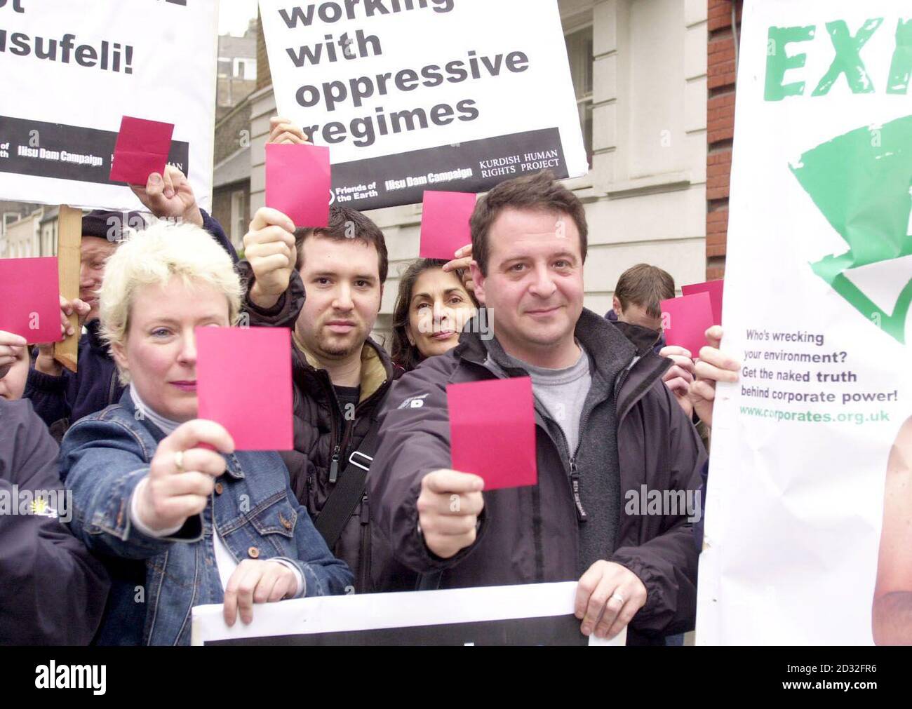Der Wahlkampf des Comedians Mark Thomas (rechts) schließt sich anderen Demonstranten an, die vor Beginn der AMEC-Hauptversammlung im Zentrum von London die rote Karte der Beteiligung des Bauunternehmens AMEC an einem umstrittenen Staudammprojekt in Yusufeli, Türkei, zeigen. *... AMEC hält 46% der Anteile an dem französischen Unternehmen SPIE, das das Baukonsortium leitet, das den Bau des Staudamms plant. Stockfoto
