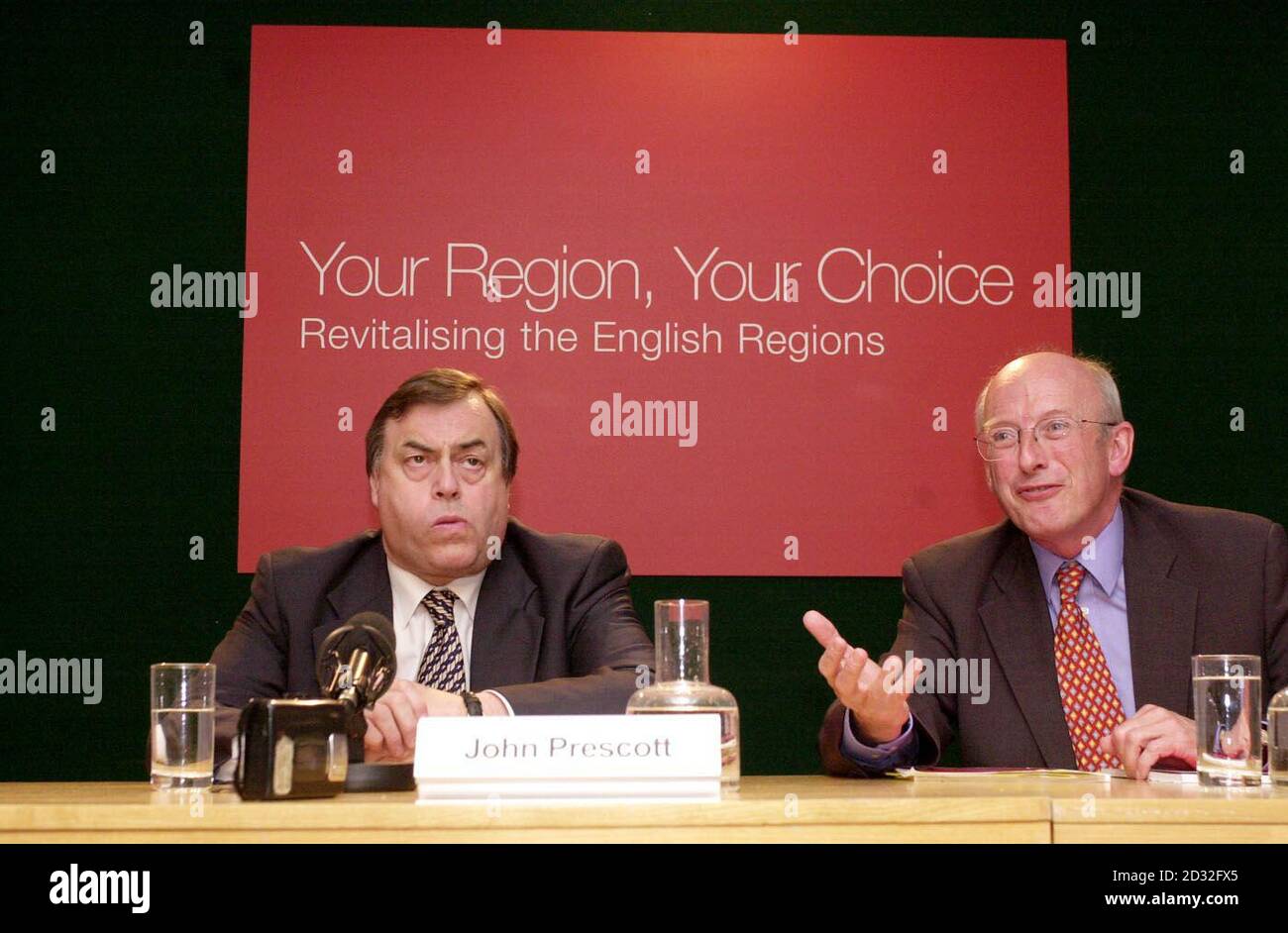 Der stellvertretende Premierminister John Prescott (links) und der Minister für Kommunalverwaltung Nick Raynsford beantworten Fragen der Medien auf einer Pressekonferenz im Ministerium für Verkehr, Kommunalverwaltung und die Regionen im Zentrum von London *, nachdem Herr Prescott die Veröffentlichung des Weißbuchs der Regierung zur regionalen Regierungsführung angekündigt hatte. Das Papier mit dem Titel 'Ihre Region - Ihre Wahl : Revitalisierung der englischen Regionen' enthält den Vorschlag, direkt gewählte Versammlungen in den englischen Regionen einzurichten, die jedoch den Menschen jeder Region überlassen werden, um zu entscheiden. Stockfoto