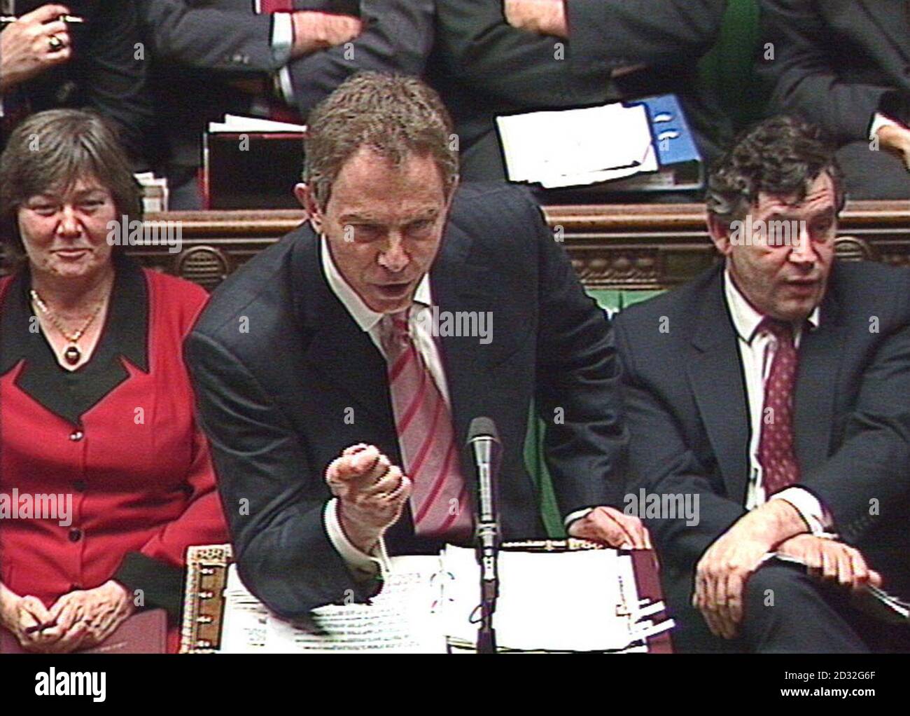 Die Kabinettskollegen Clare Short (links) und Girdon Brown (rechts) hören zu, wie der britische Premierminister Tony Blair während seiner wöchentlichen Sitzung zur Frage des Premierministers im Unterhaus Fragen von Abgeordneten beantwortet. Stockfoto
