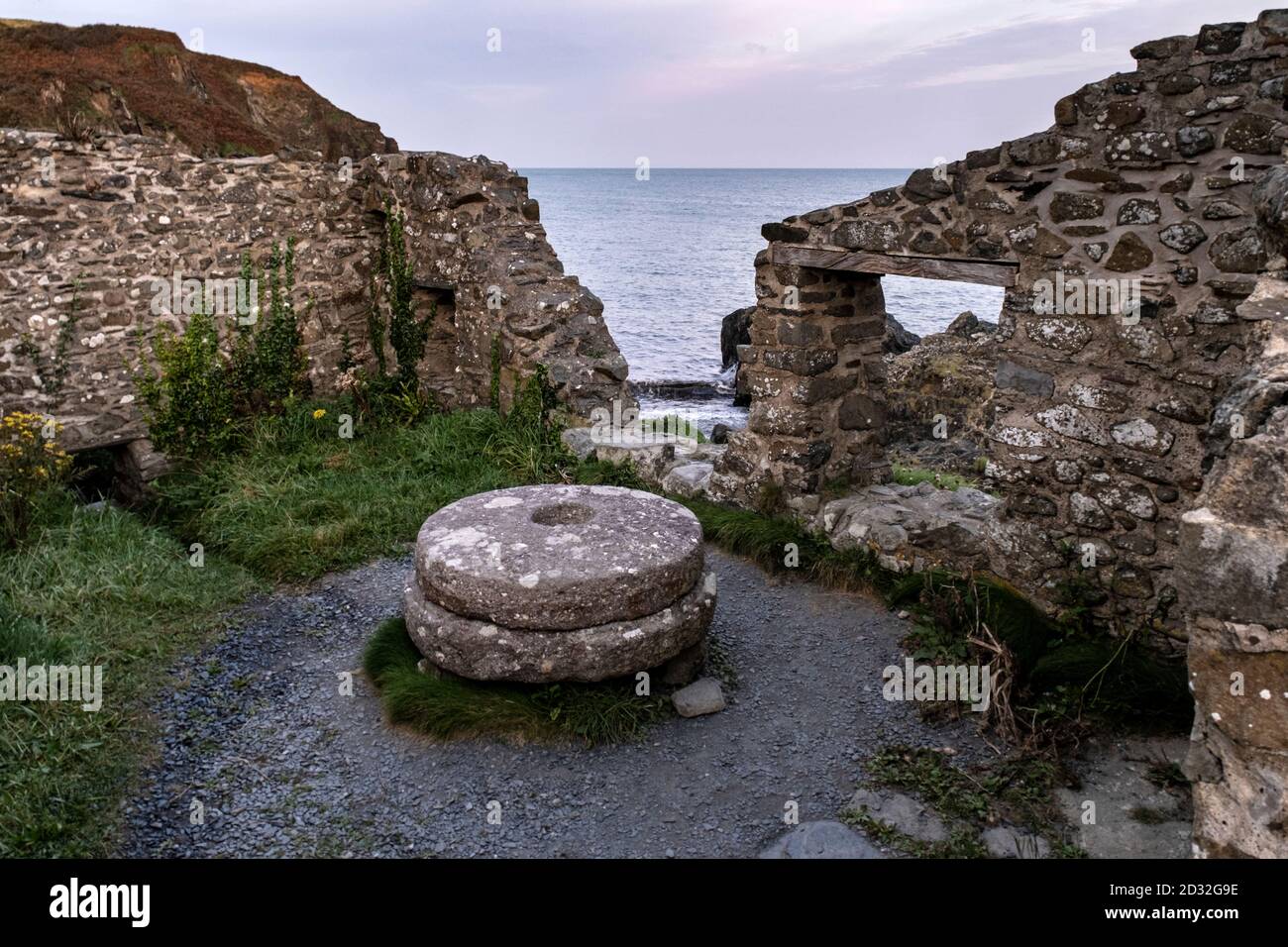 Mühlsteine in den Ruinen von Trefin Mill mit Blick auf aber Draw Bay, Trefin, Pembrokeshire, Wales, Großbritannien Stockfoto