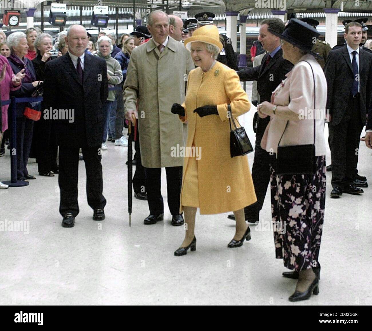 Die Königin und der Herzog von Edinburgh kommen am Bahnhof Aberdeen in Schottland an. Die Königin und der Herzog von Edinburgh wurden bei der Ankunft im Duthie Park im Rahmen der Feierlichkeiten zum Goldenen Jubiläum von Tausenden von Wohlbehelfern begrüßt. Stockfoto