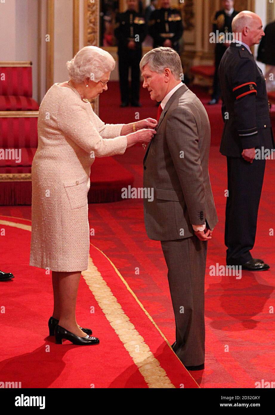 Der ehemalige Arsenal-Fußball und Trainer Pat Rice erhält seine Member of the British Empire (MBE)-Medaille von Queen Elizabeth II während einer Investiturfeier im Buckingham Palace. Stockfoto