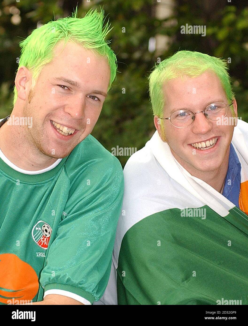 Irland-Fans Hugh Cantwell , 36, (links) aus Coalbrook City in Co. Tipperary, und Brendon Jackson, 23, aus Kilternan in Co. Dublin, die am Flughafen angehalten und befragt wurden, als sie am Donnerstag in Niigata, Japan, ankamen, weil sie grüne Haare hatten. * Sie sind in Japan vor der WM-Spiel am Samstag zwischen Irland und Kamerun, die in Niigata stattfindet. Stockfoto