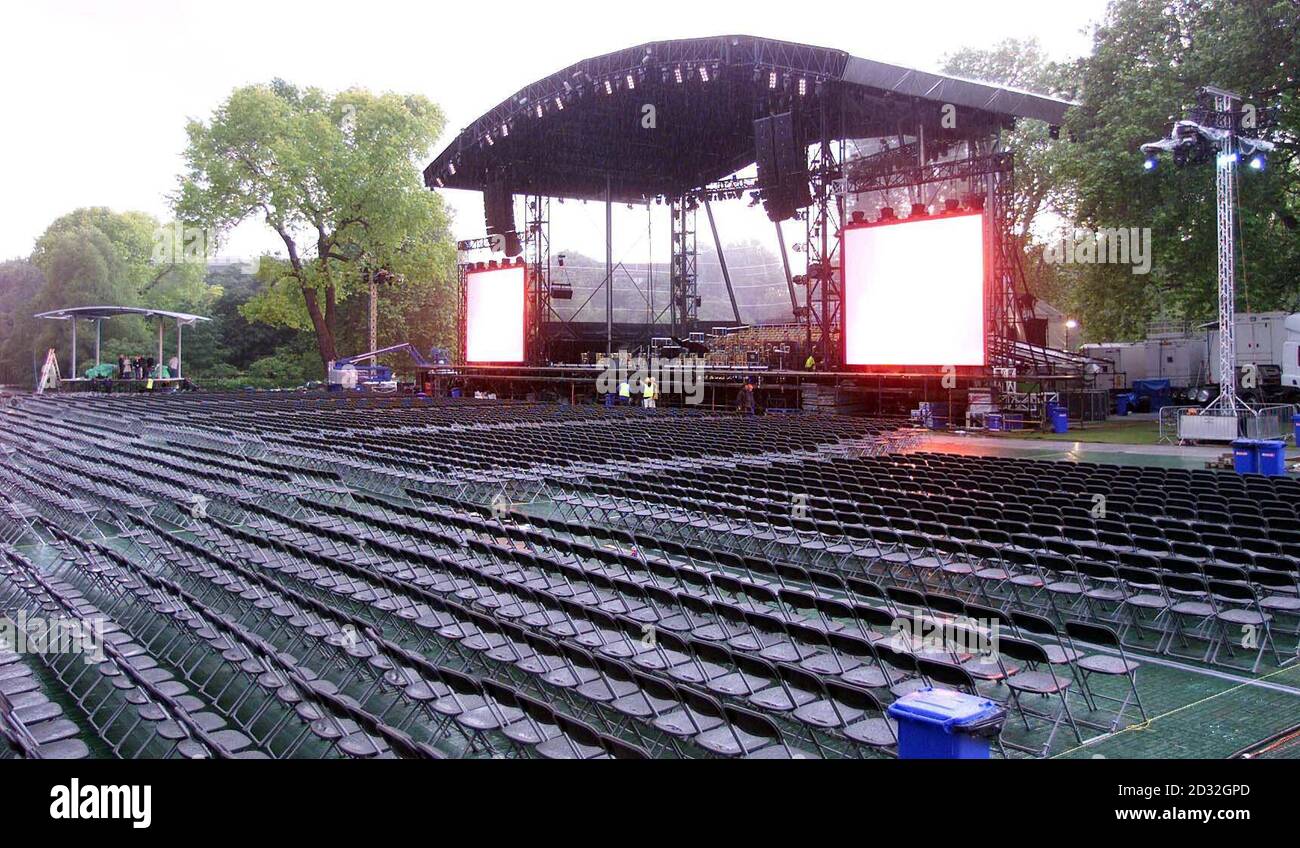 Arbeiter bauen eine Bühne für die Golden Jubilee Konzerte - das klassische Konzert am Samstag 1. Juni und das Pop-Konzert am Montag 3. Juni - auf dem Gelände des Buckingham Palace, London. Stockfoto