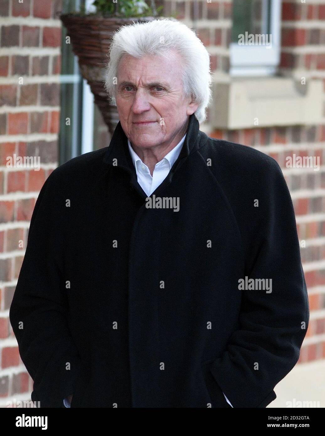 Bruce Welch bei der Beerdigung von Troggs Frontmann Reg Presley in Basingstoke Crematorium, Hampshire statt. Presley, 71, war der Sänger der 60er Jahre Rockband, der mit Wild Thing einen globalen Hit erzielte. Der ehemalige Maurer starb in seiner Heimatstadt Andover, Hampshire, 4. Februar umgeben von seiner Familie. Er hatte vor einem Jahr seinen Rücktritt von der Musik angekündigt, nachdem er mit Lungenkrebs diagnostiziert worden war. Stockfoto