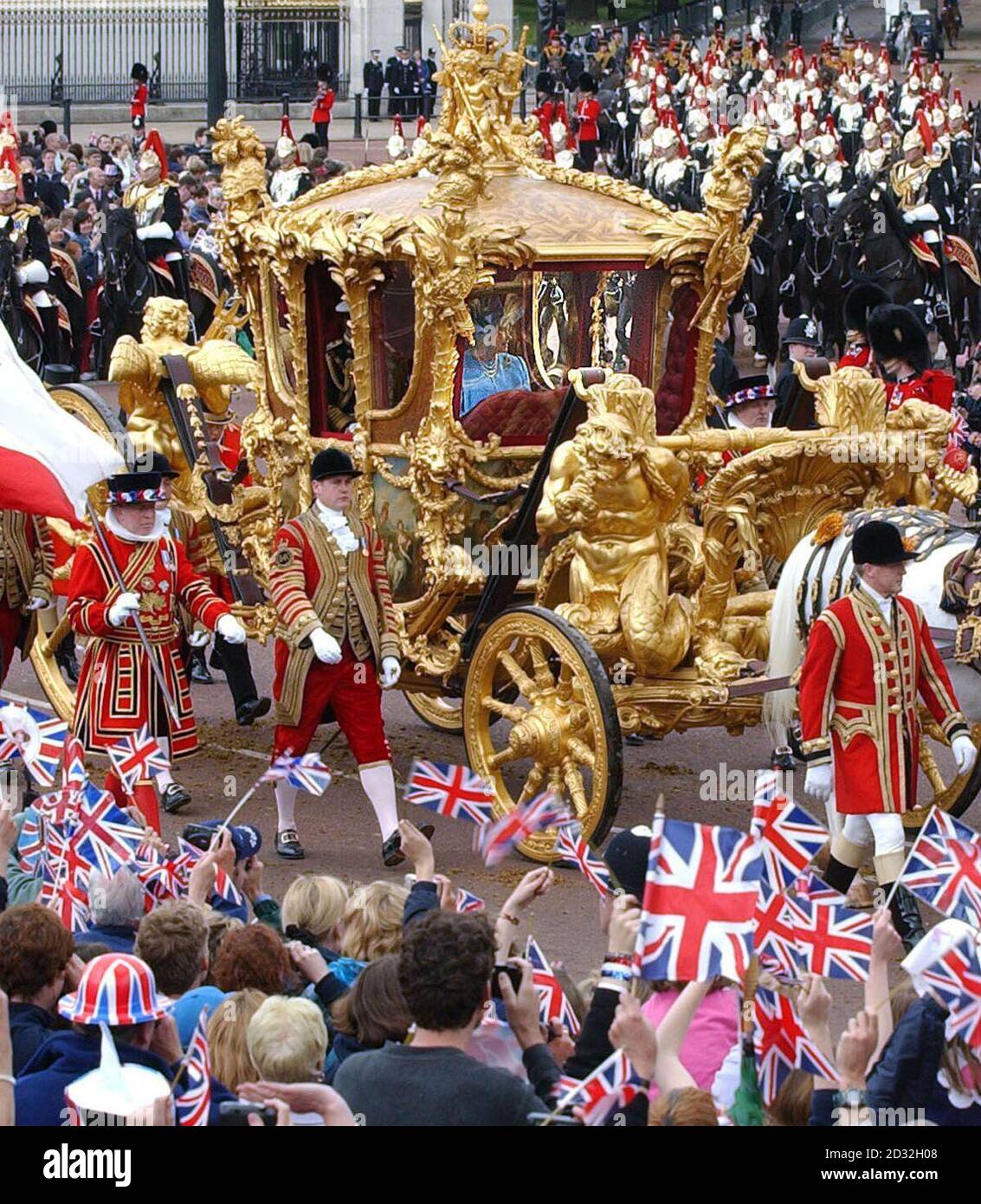 Die britische Königin Elizabeth II. Fährt im Gold State Bus vom Buckingham Palace zur St. Paul's Cathedral für einen Erntedankgottesdienst, um ihr goldenes Jubiläum zu feiern. * der Wagen wurde 1762 für König Georg III. Gebaut und wurde nur zweimal von der Königin benutzt - für ihre Krönung und ihr Silbernes Jubiläum. Später, nach dem Mittagessen in Guildhall in der City of London, wird sie eine Parade und Karneval entlang der Mall beobachten. Am Montagabend versammelten sich mehr als eine Million Menschen im Zentrum Londons, um das Konzert der Party im Palast zu hören und ein spektakuläres Feuerwerk zu sehen. Stockfoto
