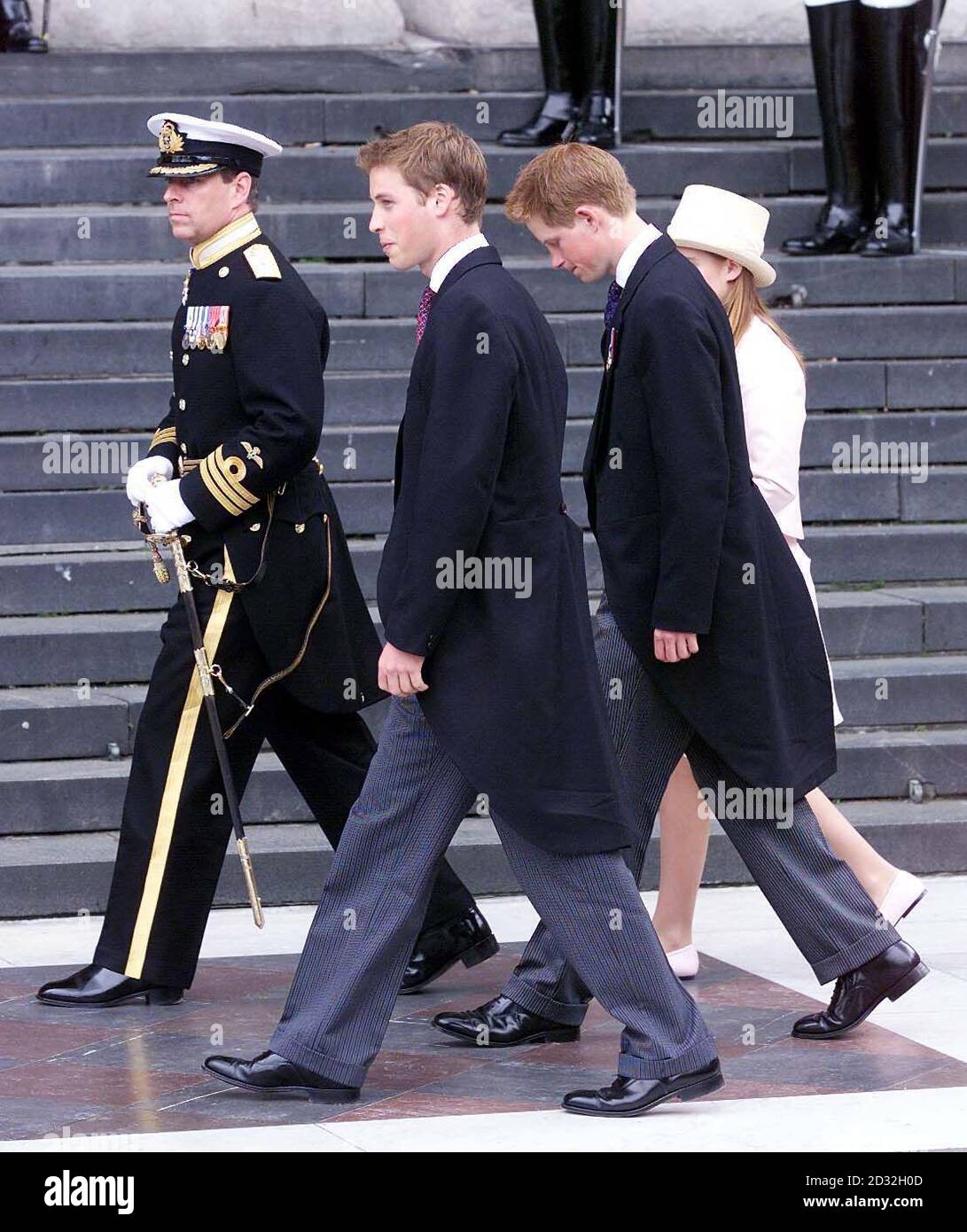 Von links: Der Herzog von York, Prinz William, Prinz Harry und Prinzessin Beatrice kommen zur St. Paul's Cathedral für einen Gottesdienst zur Feier des Goldenen Jubiläums der Königin. * am Montagabend versammelten sich mehr als eine Million Menschen im Zentrum von London, um das Konzert der Party im Palast zu hören und ein spektakuläres Feuerwerk zu sehen. Stockfoto