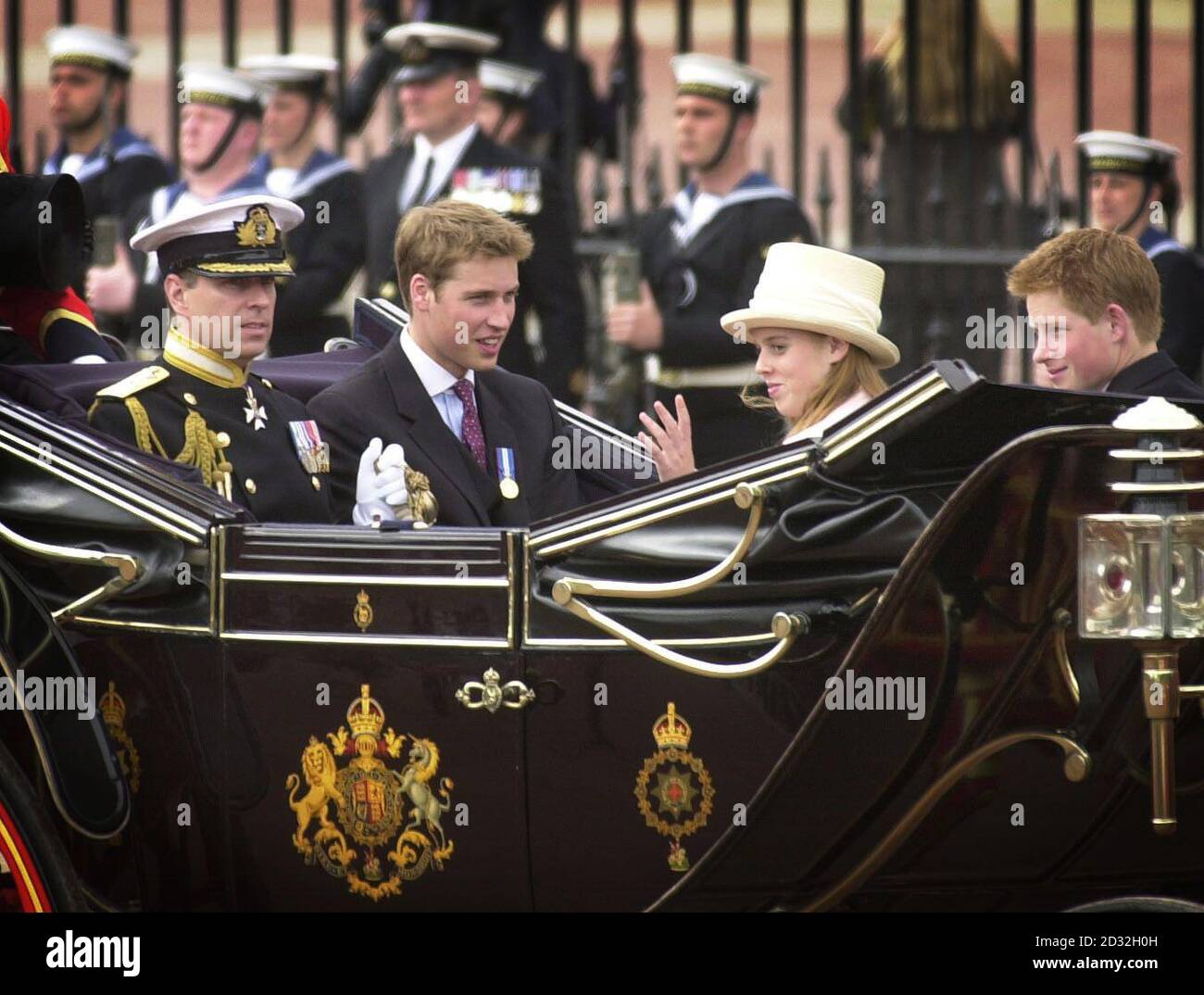 Der Herzog von York (links), Prinz William, Prinzessin Beatrice und Prinz Harry (rechts) fahren in einer Kutsche, während die britische Königin Elizabeth II. Im Gold State Bus vom Buckingham Palace zur St. Paul's Cathedral fährt, um Thanksgiving zu feiern, um ihr goldenes Jubiläum zu feiern. * der Wagen wurde 1762 für König Georg III. Gebaut und wurde nur zweimal von der Königin benutzt - für ihre Krönung und ihr Silbernes Jubiläum. Später, nach dem Mittagessen in Guildhall in der City of London, wird sie eine Parade und Karneval entlang der Mall beobachten. Am Montagabend versammelten sich mehr als eine Million Menschen in Centra Stockfoto