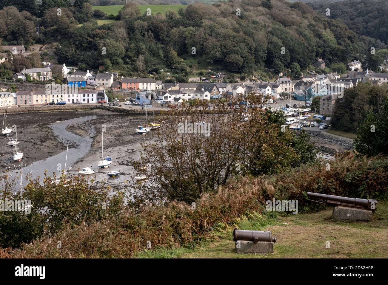Blick auf die Unterstadt und den malerischen Hafen von Fishguard, Pembrokeshire, Wales, Großbritannien Stockfoto