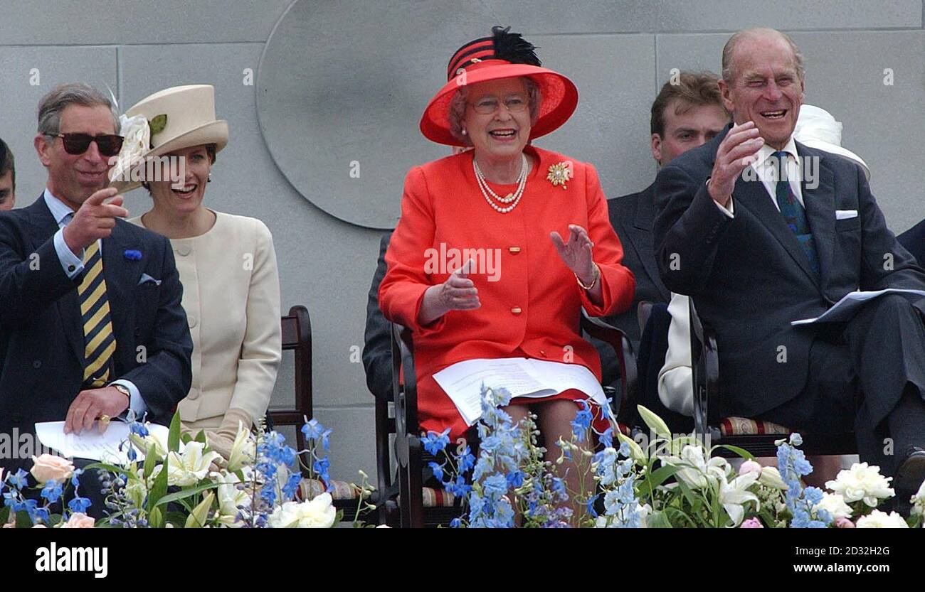 Königin Elizabeth II lacht mit ihrem Mann, dem Herzog von Edinburgh, dem ältesten Sohn, Prinz Charles, der Schwiegertochter, Sophie, der Gräfin von Wessex und anderen Mitgliedern der königlichen Familie, während sie eine Parade in der Mall im Rahmen der Feierlichkeiten zum Goldenen Jubiläum beobachten. *... der britischen Königin Elizabeth II. Früher war die Königin zu St. Paul's Cathedral für einen Dankgottesdienst gereist und besuchte ein Bankett zu ihren Ehren in Guildhall. Die Parade, die mehr als drei Stunden dauerte, umfasste Bands vom Notting Hill Carnival, Freiwilligendienst, Kinder vom Chicken Shed Theatre Stockfoto
