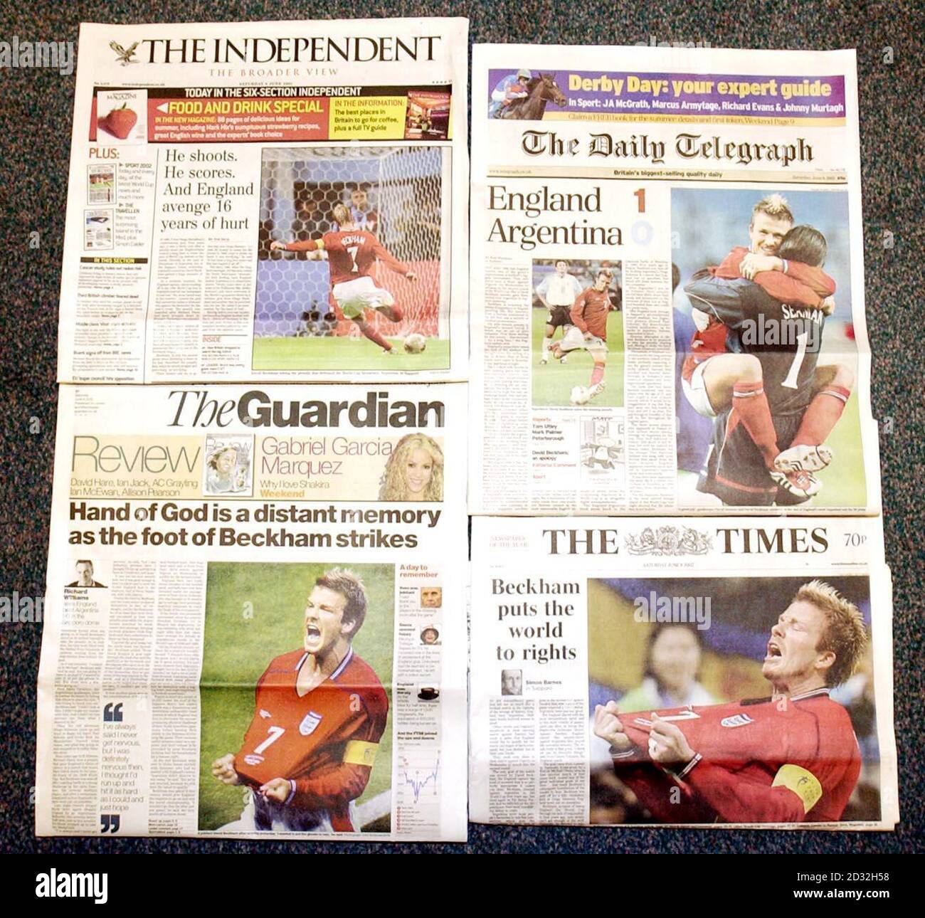 Titelseiten der britischen Nationalzeitungen. Englands Sieg über Argentinien im Jahr 1-0 bei der Weltmeisterschaft, Gruppe-F-Spiel in der ersten Runde im Sapporo Dome, Japan, dominieren die Titelseiten der britischen Zeitungen. Stockfoto