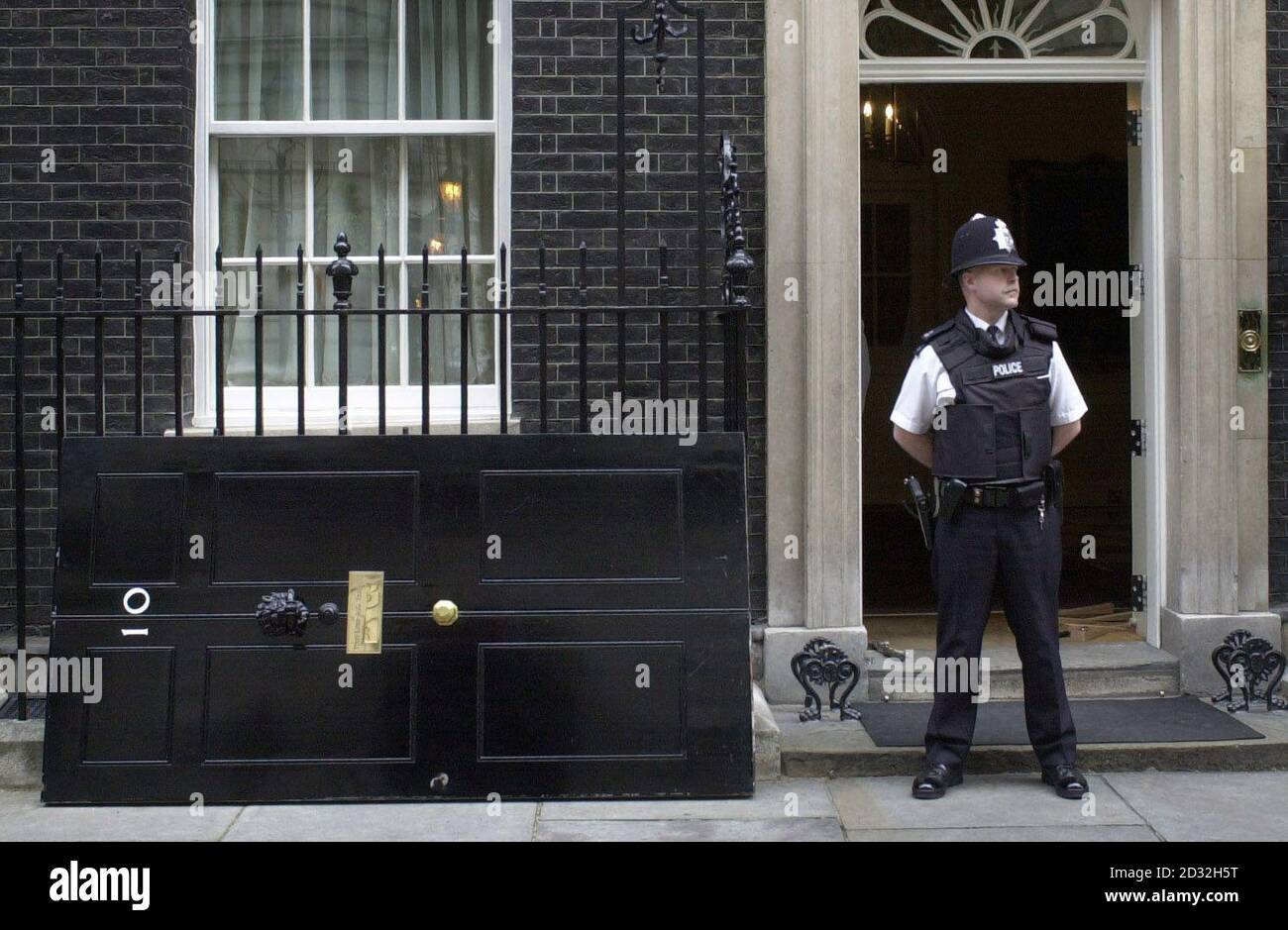 Die berühmte Eingangstür der Downing Street Nr. 10, der offiziellen Londoner Residenz des britischen Premierministers, wird für einen neuen Anstrich entfernt. Die Tür wird ein Jahr lang durch eine exakte Nachbildung ersetzt, wobei der Vorgang wiederholt wird. Stockfoto