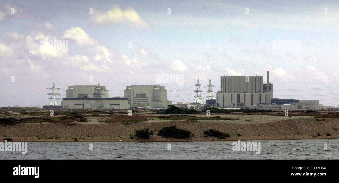 Dungeness Kraftwerk in Kent, wo der 50 Tonnen Stahlkolben bestimmt war, als er mit einem 40 Fuß langen Tieflader auf dem Brenzett Bahnübergang in Brookland, nahe New Romney, um 8.40 Uhr zusammenprallte. * der Kolben wurde vom Bahnhof Willesden im Norden Londons abgeholt und nach Dungeness, EINEM Kernkraftwerk, transportiert, wo er mit bis zu fünf Tonnen radioaktiv abgebrannter Uranbrennstäbe gefüllt werden sollte. Der Zug sollte dann das Material zurück nach Sellafield in Cumbria zur Wiederaufbereitung bringen. Stockfoto