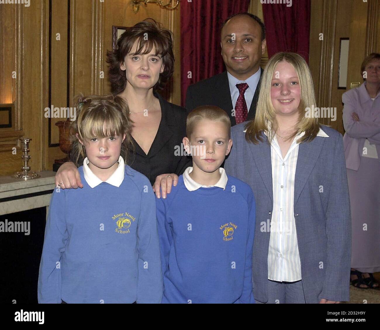 Cherie Blair, die Frau des britischen Premierministers Tony Blair, veranstaltet eine Kinderteeparty im Downing St. Cherie mit Preston MP, Mark Hendrick und Kindern aus seinem Wahlkreis (l/r) Danielle Jones, Anthony Oliver und Nicloa Mason. Stockfoto