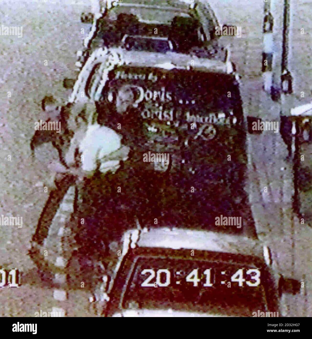 Die Metropolitan Police veröffentlichte CCTV-Aufnahmen, die am 15 2002. September des Angriffs von drei Männern auf PC Andrew Barnes und PC Robert Milliken aufgenommen wurden. * Dean Hawkins, einer der Männer, die an dem Angriff beteiligt waren, wurde am Kingston Crown Court wegen gewalttätiger Unordnung zu zwei Jahren Gefängnis verurteilt. Hawkins aus Tooting, Süd-London, startete zusammen mit zwei anderen Männern, Terry Matthews, 41, und seinem Sohn William, 21, einen bösartige betrunkene Angriff auf die beiden Polizisten in Crown Lane, Morden, Süd-West-London. Das Paar ist bereits für jeweils zwei Jahre wegen des Angriffs inhaftiert. Siehe PA-Geschichte COURTS Attack. PA-Foto: Metr Stockfoto