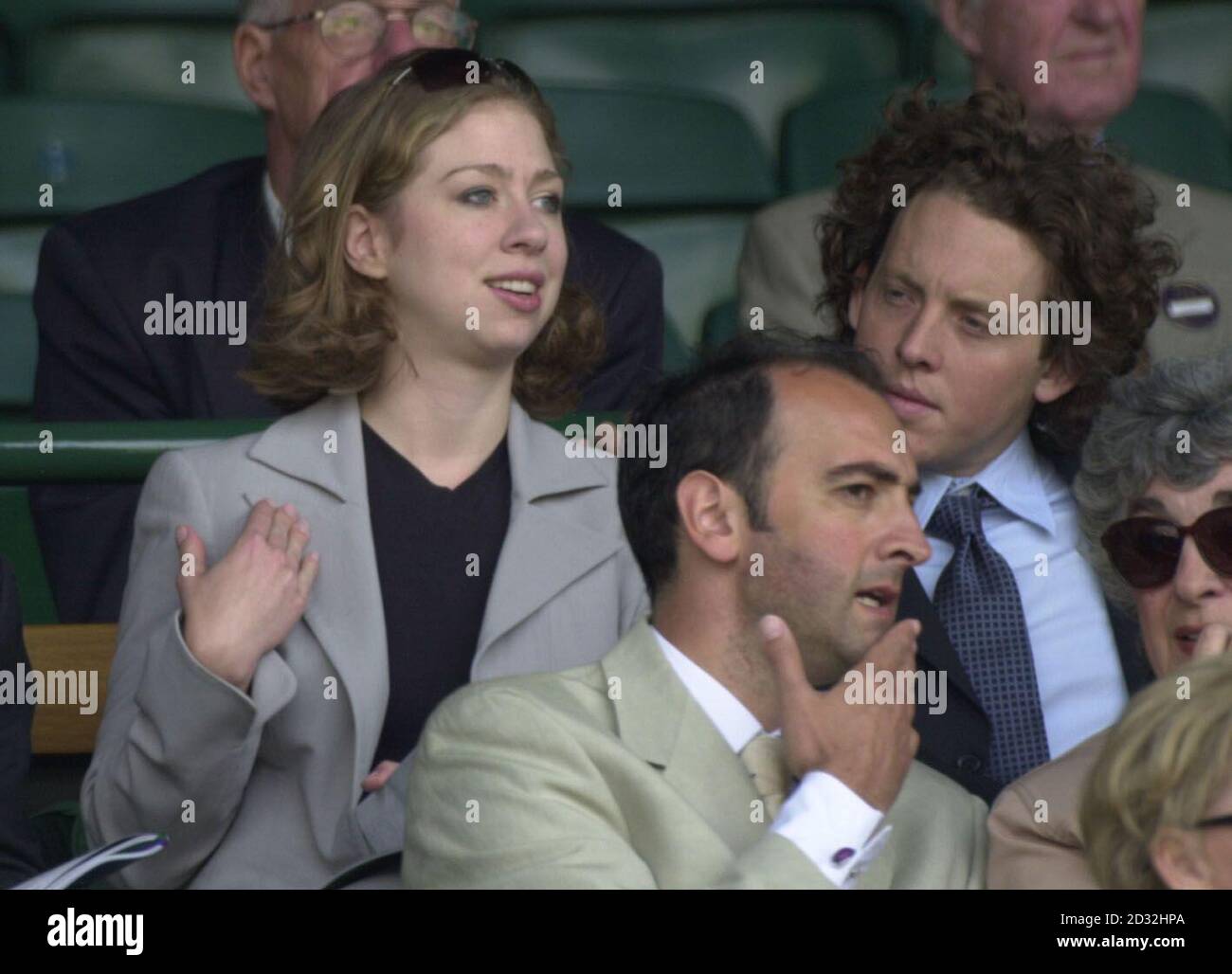 NUR FÜR REDAKTIONELLE ZWECKE, KEINE KOMMERZIELLE VERWENDUNG. Chelsea Clinton (links), die Tochter des ehemaligen amerikanischen Präsidenten Bill Clinton, beobachtet den britischen Männer-Tennisstar Tim Henman im Kampf gegen Wayne Ferreira aus Südafrika am Centre Court in Wimbledon. Stockfoto NUR FÜR REDAKTIONELLE ZWECKE, KEINE KOMMERZIELLE VERWENDUNG. Chelsea Clinton (links), die Tochter des ehemaligen amerikanischen Präsidenten Bill Clinton, beobachtet den britischen Männer-Tennisstar Tim Henman im Kampf gegen Wayne Ferreira aus Südafrika am Centre Court in Wimbledon. Stockfoto