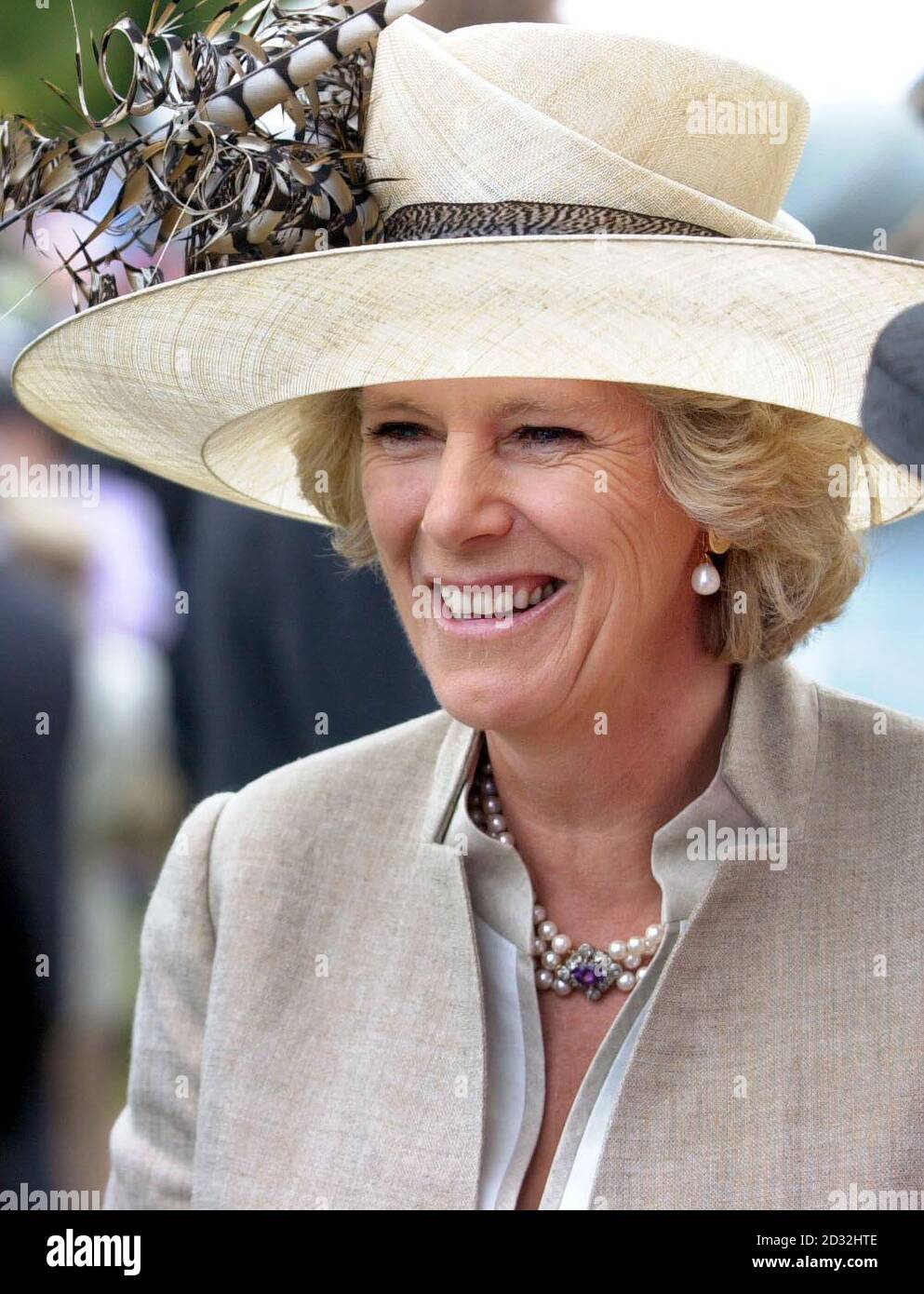 Camilla Parker-Bowles chattet mit Gästen auf einer Gartenparty in Edinburgh, an der auch der Prinz von Wales und Prinz William teilnahmen. Stockfoto