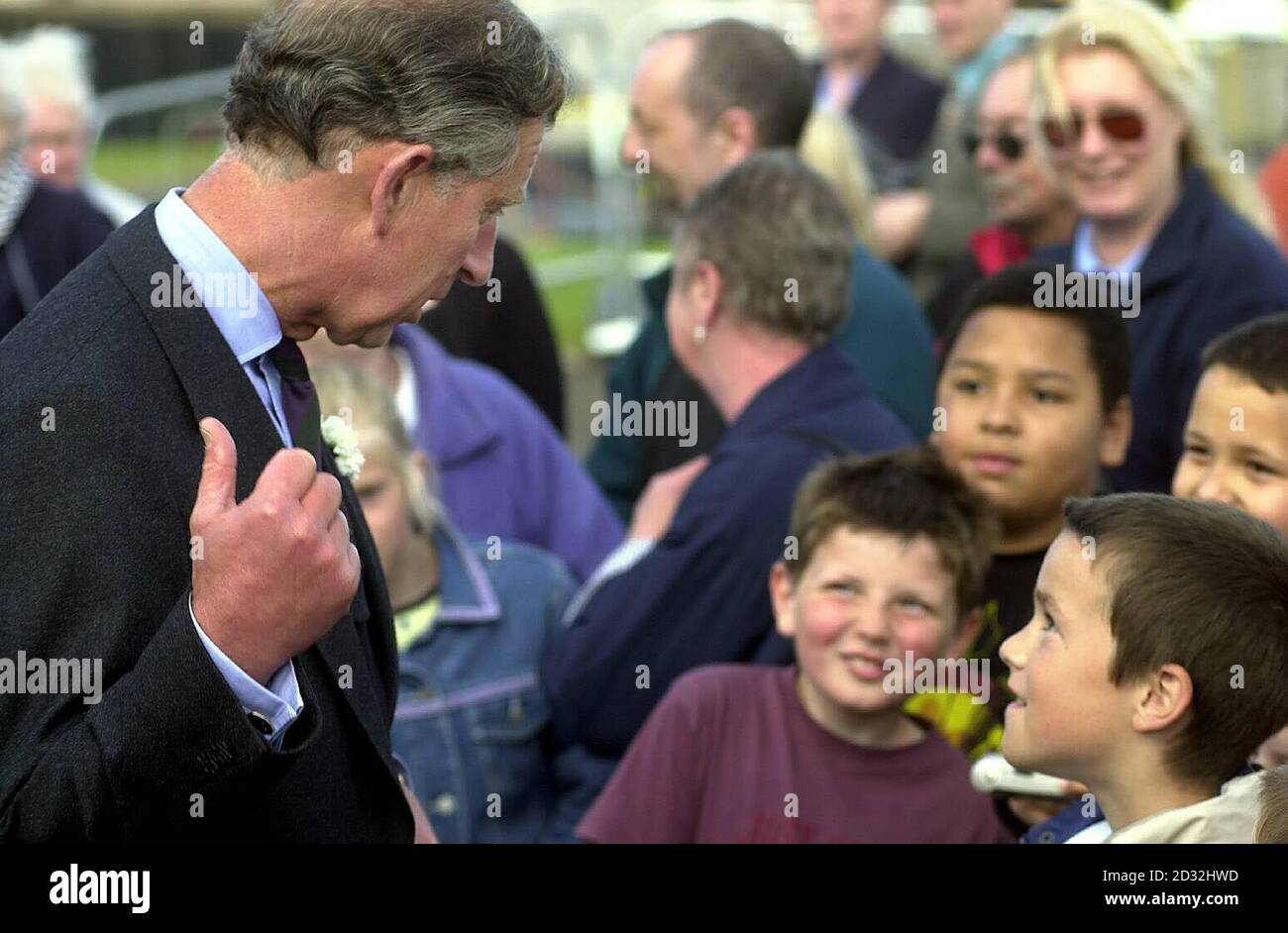 Der Herzog von Rothesay spricht mit einer Gruppe von Kindern im Ormlie Gemeindezentrum in Ormlie. Prinz Charles, verbrachte den Tag der Durchführung von Engagements in East Lothian und Caithness. Stockfoto