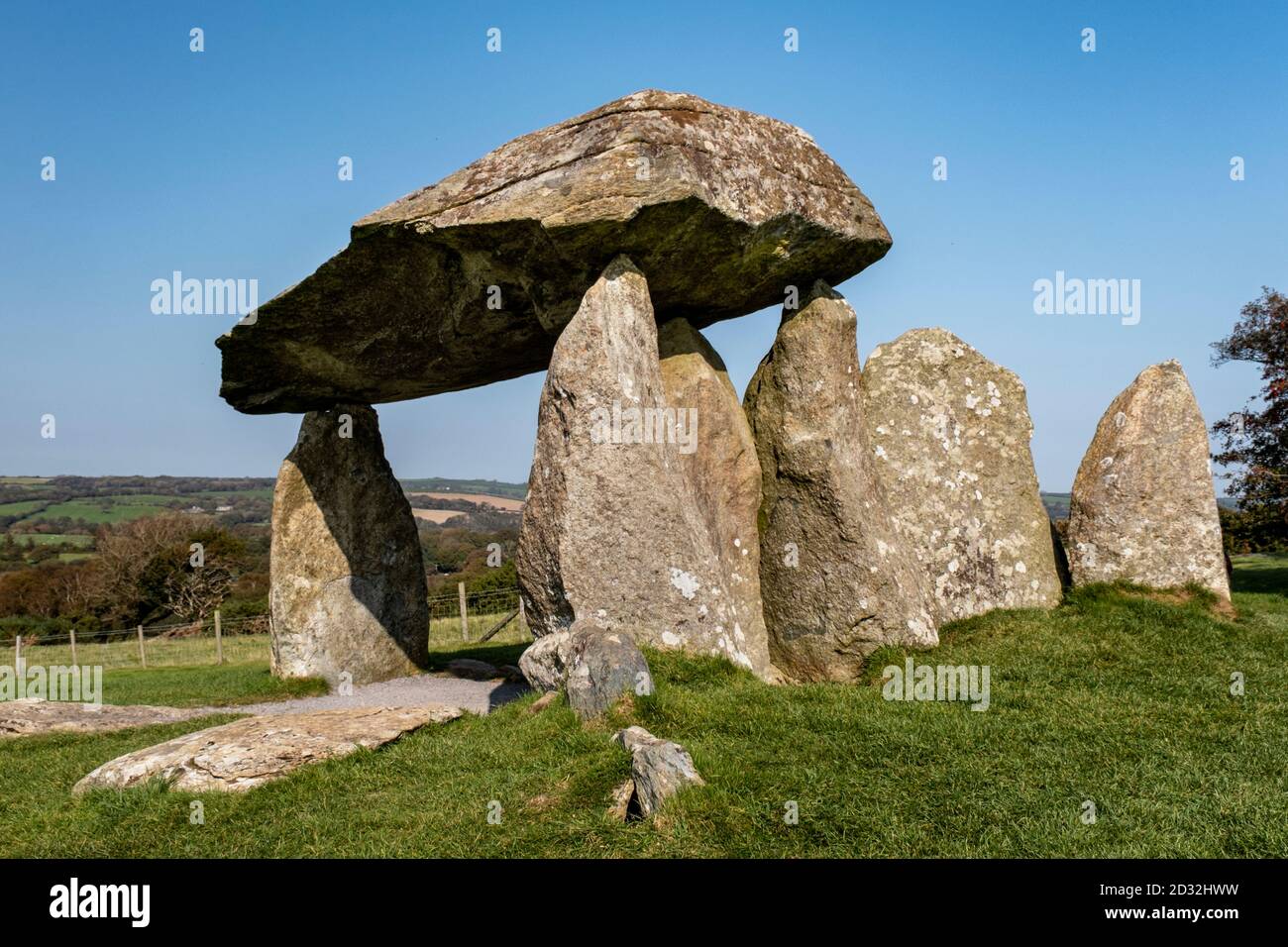 Pentre Ifan Burial Chamber, eines der schönsten Megaliths auf einem Hügel in Wales, mit einem gigantischen 15-Tonnen-Capstone, dem Pembrokeshire Coast National Park. Stockfoto