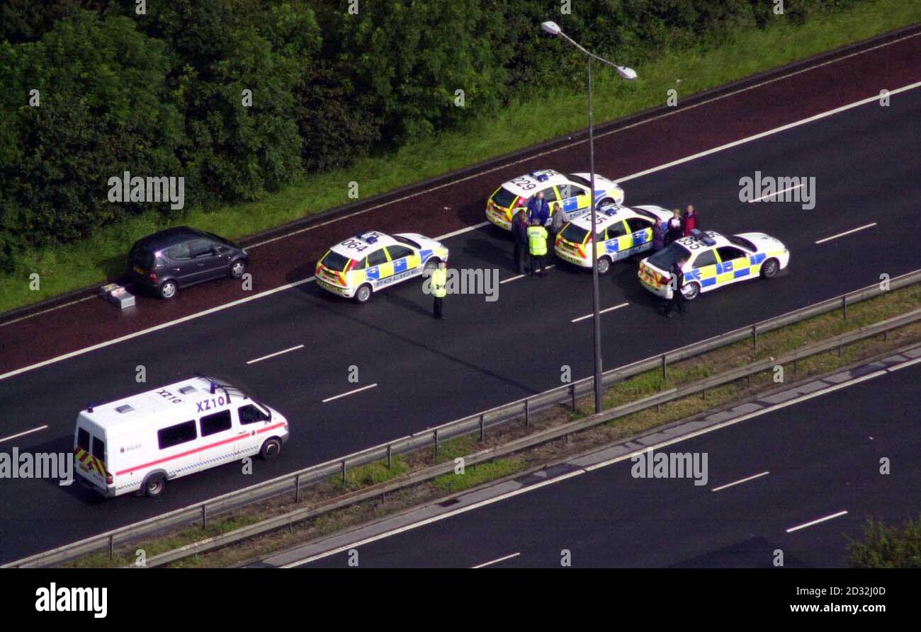 Polizeifahrzeuge am Tatort in der Nähe von Wigan, nachdem Polizeischützen auf der Autobahn M6 einen Schützen erschossen und verletzt hatten. Der Mann wurde ins Krankenhaus gebracht, wo sein Zustand nicht als lebensbedrohlich empfunden wird. * Beamte der Polizei von Greater Manchester und der Polizei von Merseyside wurden kurz vor 0400 zu Berichten über einen Mann gerufen, der mit einer Waffe in der Nähe der Kreuzung 26 der Autobahn M6 in Wigan, Greater Manchester, bewaffnet war. Stockfoto